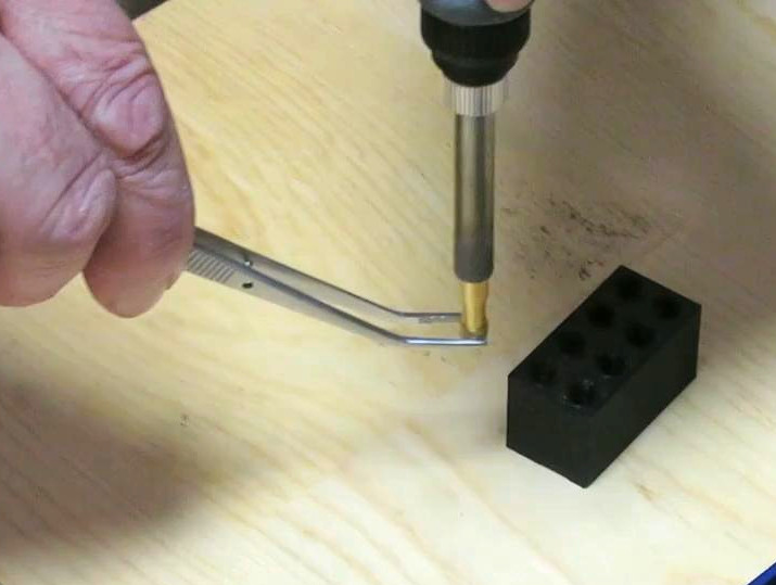 Carrying the heat-set insert to the hole