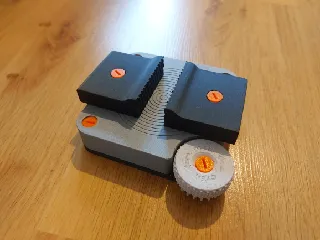 Bench Mountable 4-Jaw / 3-Jaw / 2-Jaw Vise with Swappable Jaws - 100% Printable!