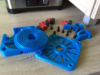 Bench Mountable 4-Jaw / 3-Jaw / 2-Jaw Vise with Swappable Jaws - 100% Printable!