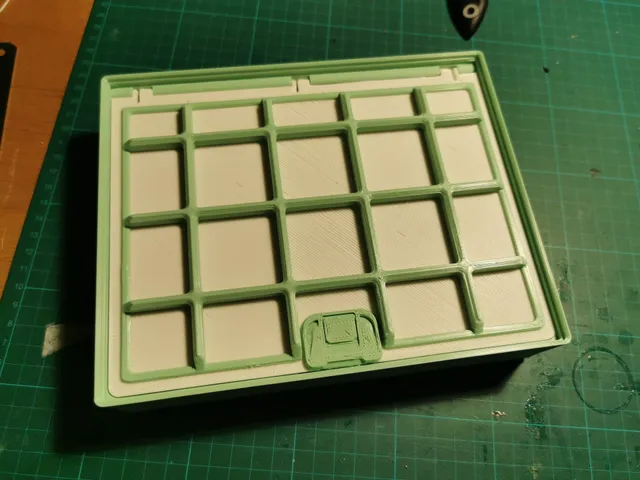 Gridfinity 4x4 and 4x5 (6U and 12U) Lidded Bin for Stuff with Latch ...