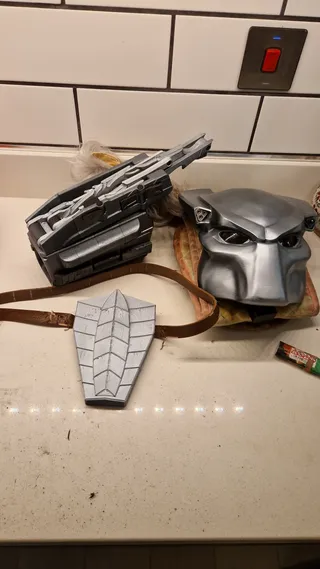 Predator gauntlet with retractable Wrist Blade and Scimitar by Martin ...