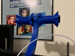 Magnetic retention Universal Spool Centerer Bearingless