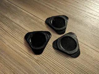 Triangle pry tool