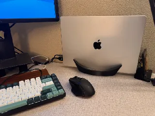Macbook Pro 2021 16" vertical stand