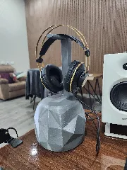 Low Poly Design Headphone Stand "TheRock"
