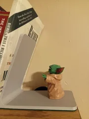 Low-Poly Baby Yoda book stand / book end