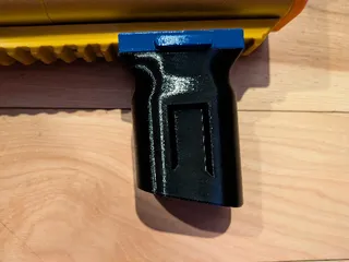 Hardware free vertical foregrip (Picatinny)