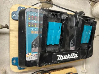 Makita DC18RD wall mount