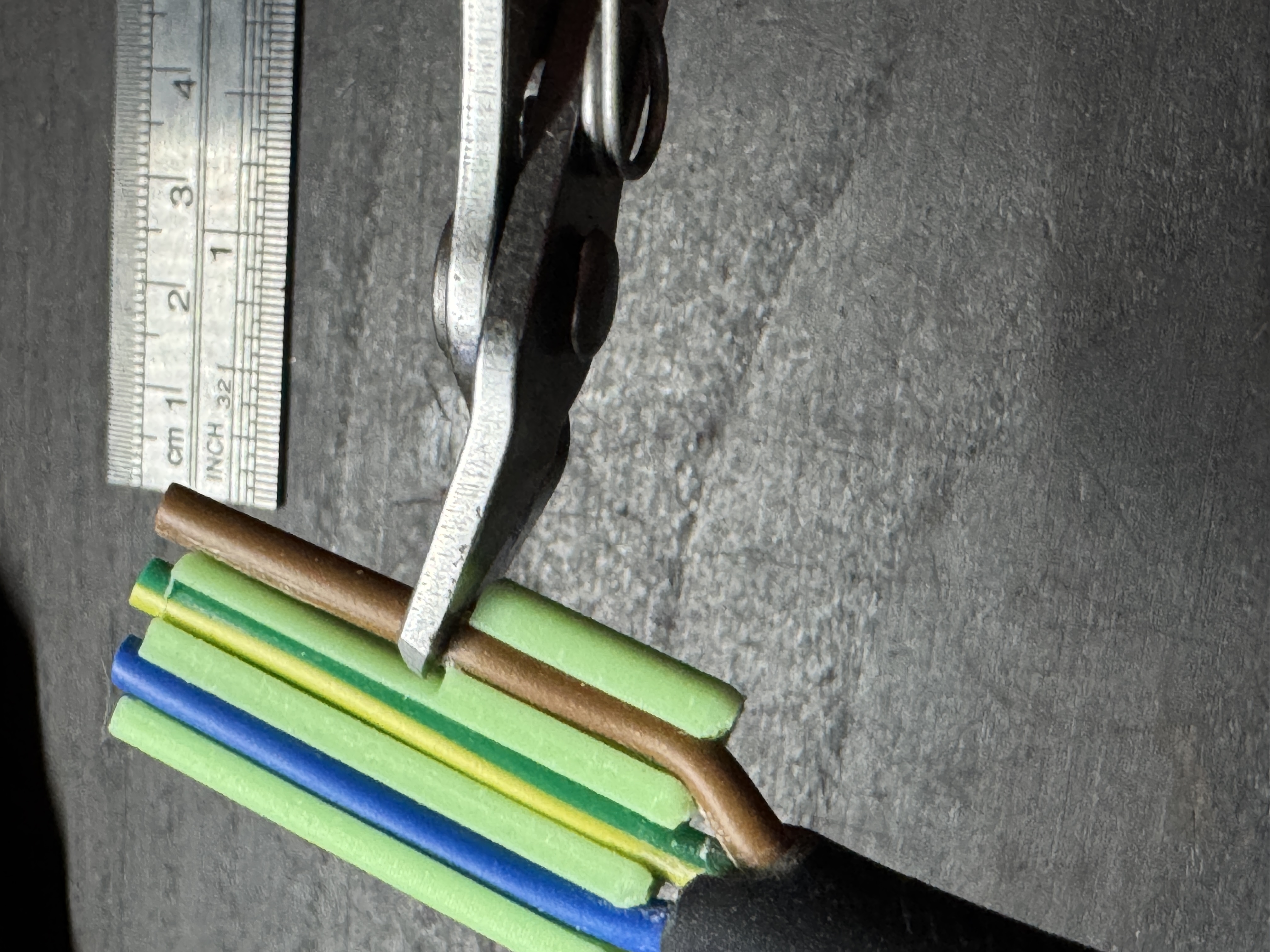 BS1363 wire guide