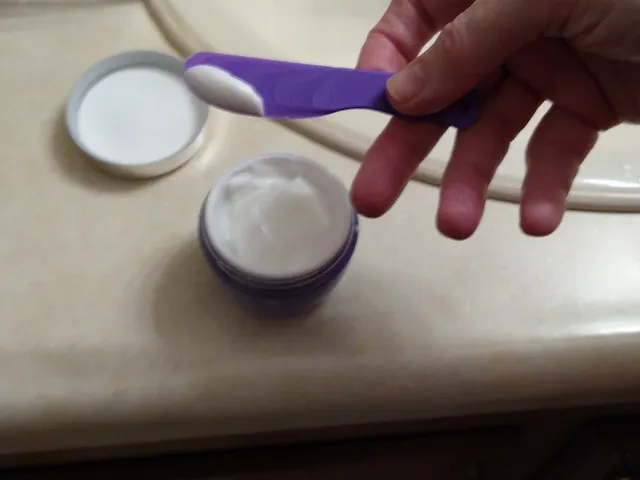 Compact face mask applicator