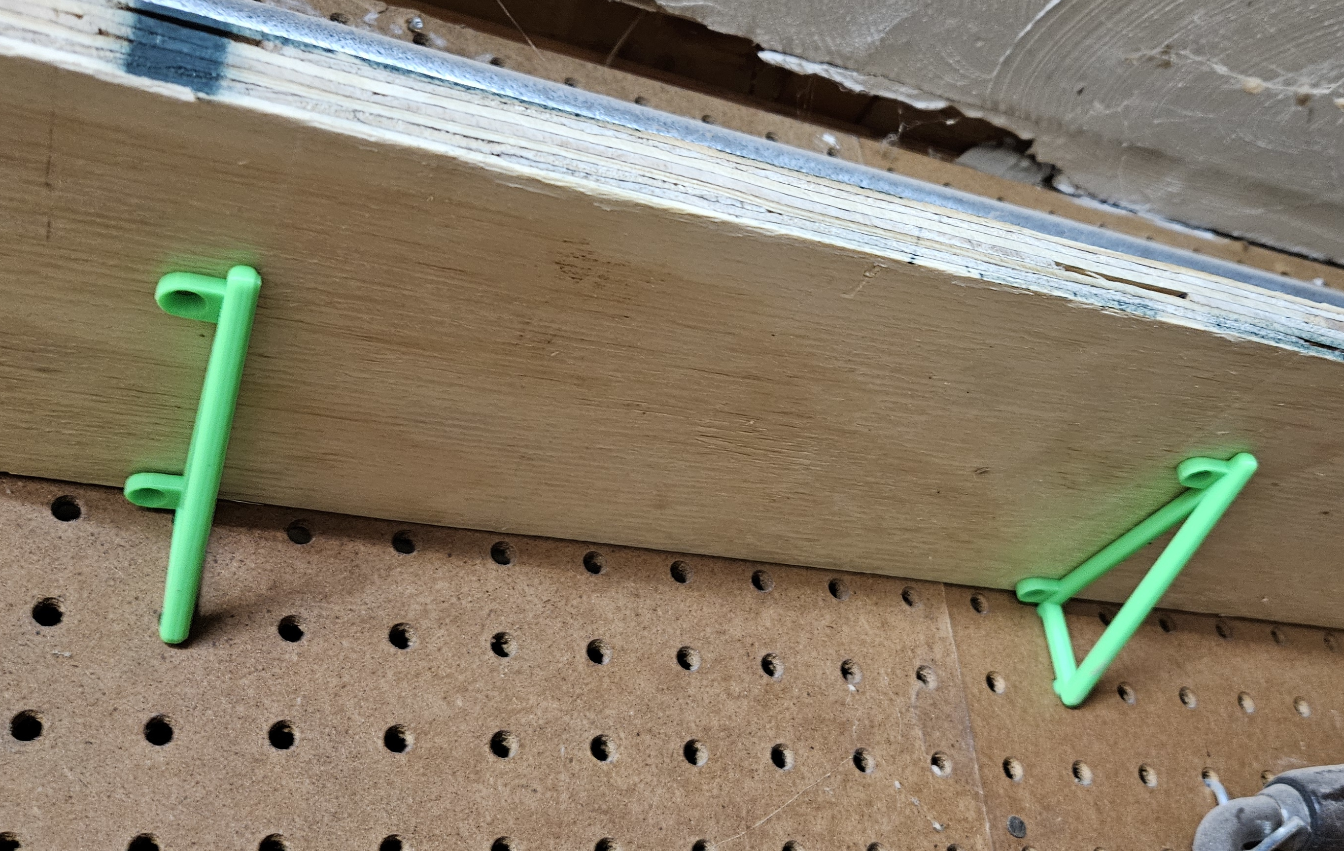 Miniatura 2 do modelo 3D Small Pegboard Shelf Bracket