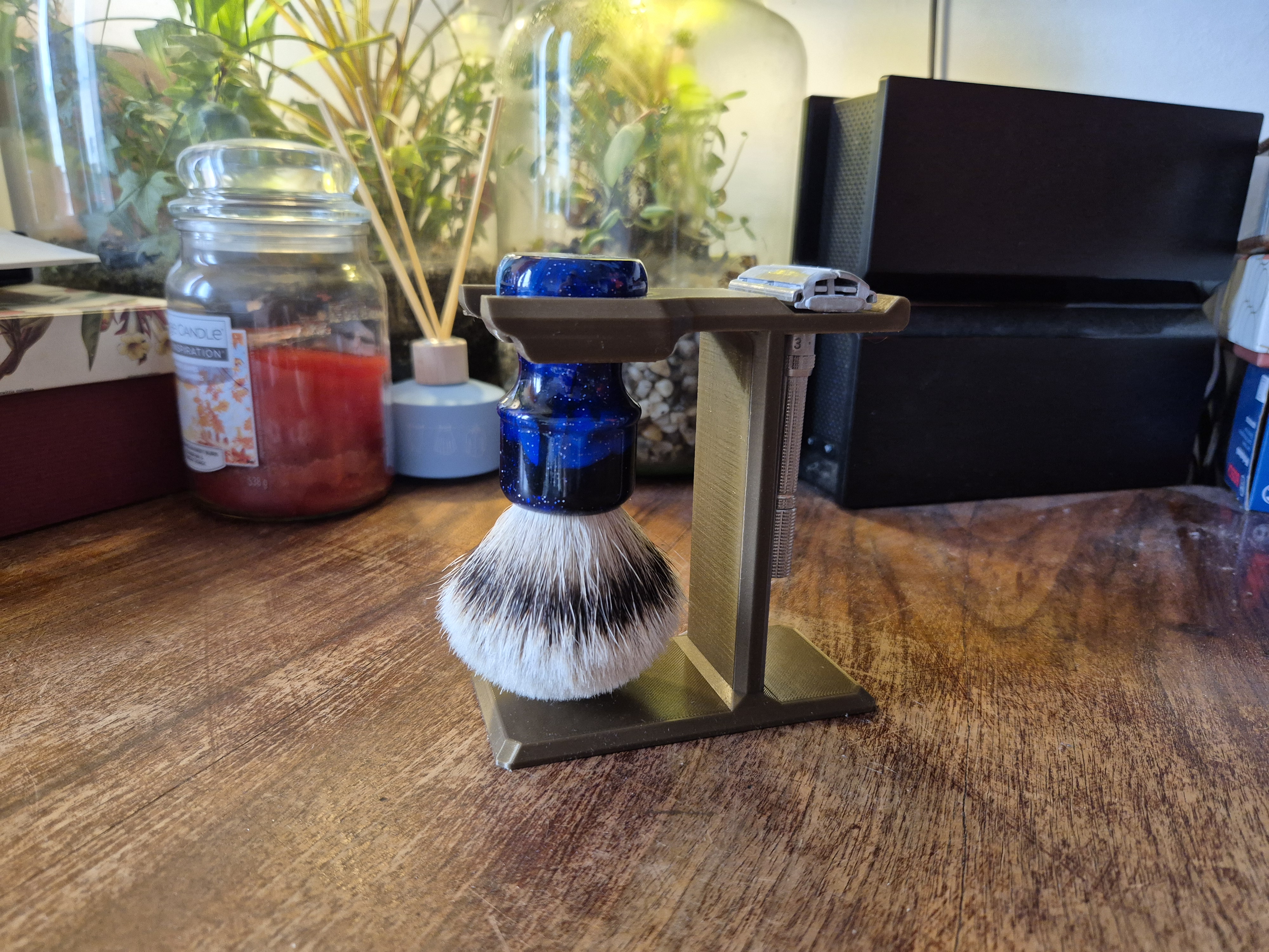 Brush and safety razor stand