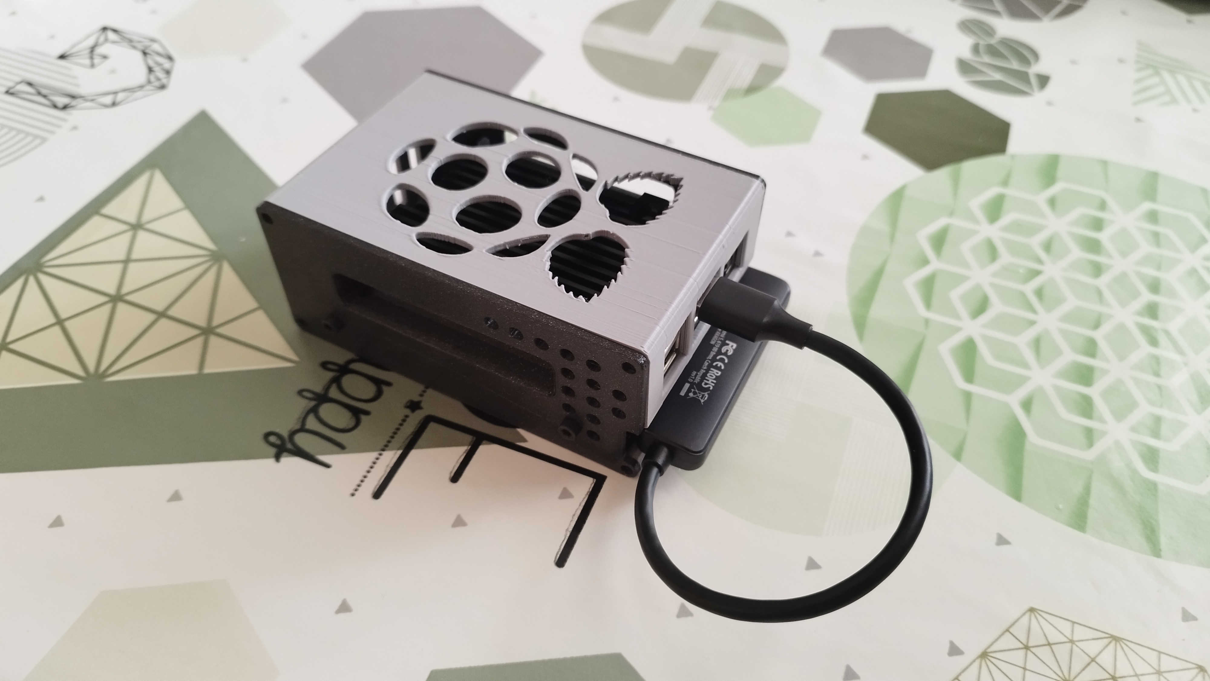 Small Raspberry Pi 4 case with 2.5 HDD/SSD drive mount