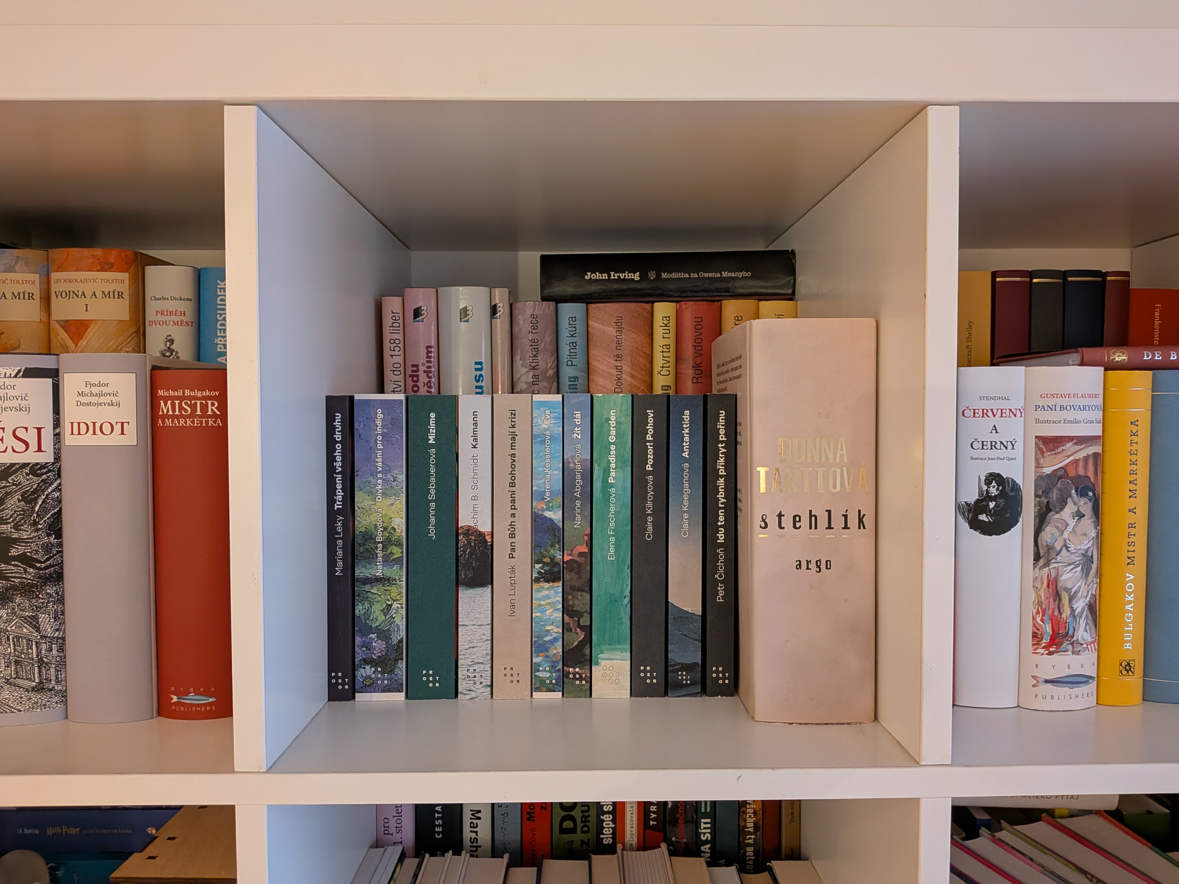 Bookshelf riser