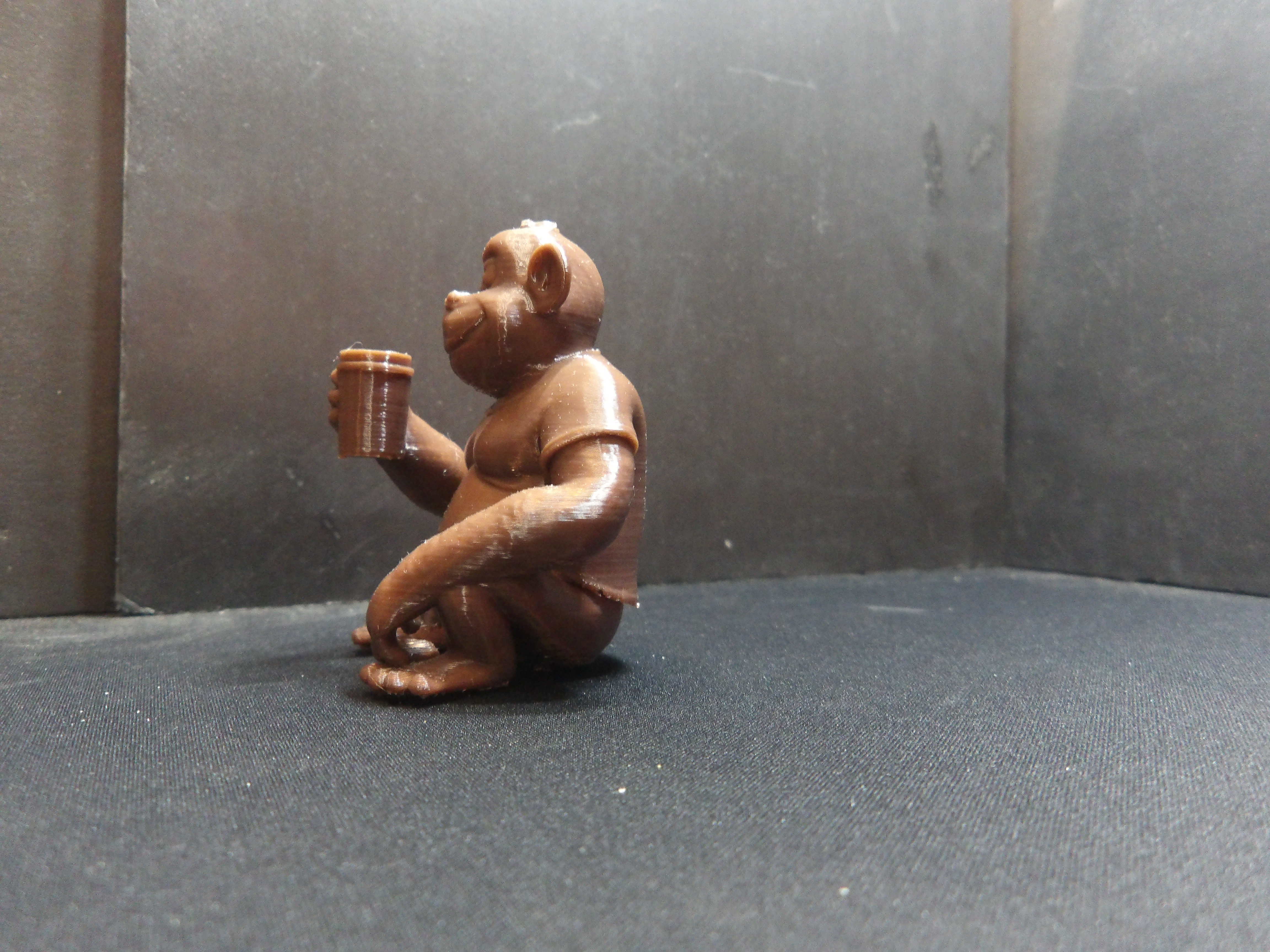 Gorilla drinking a cup of coffee. — miniatura 2