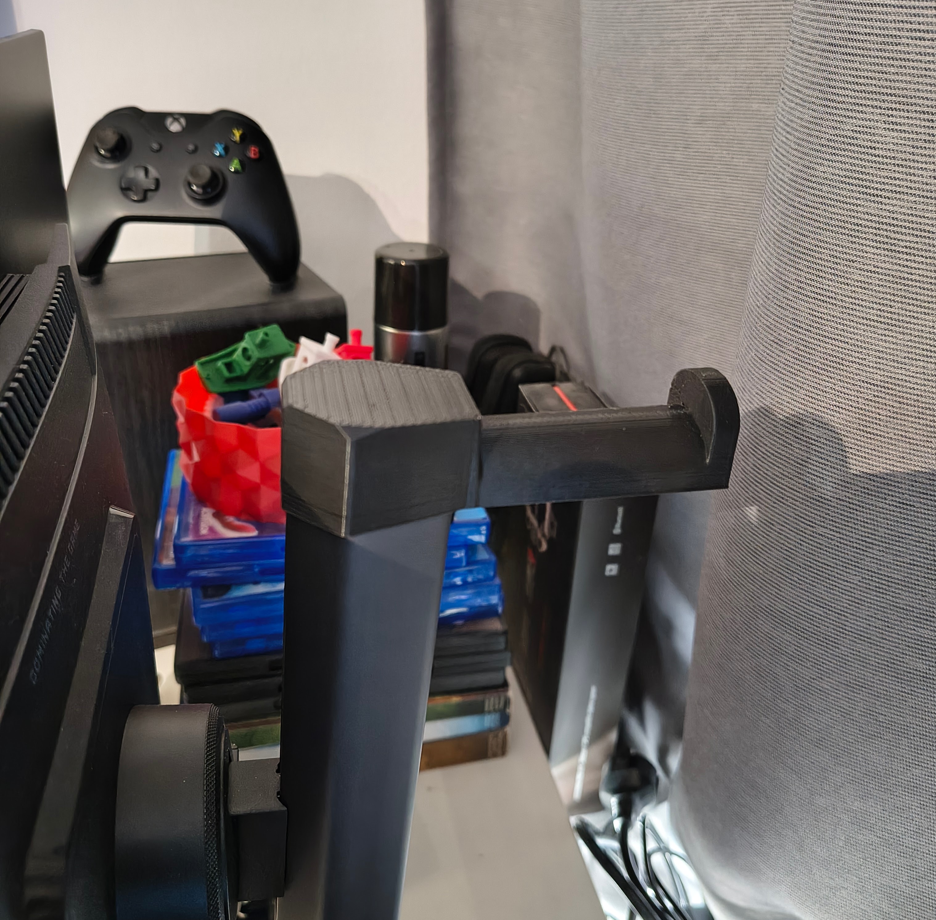 Gigabyte MO27Q28G monitor hedphones holder