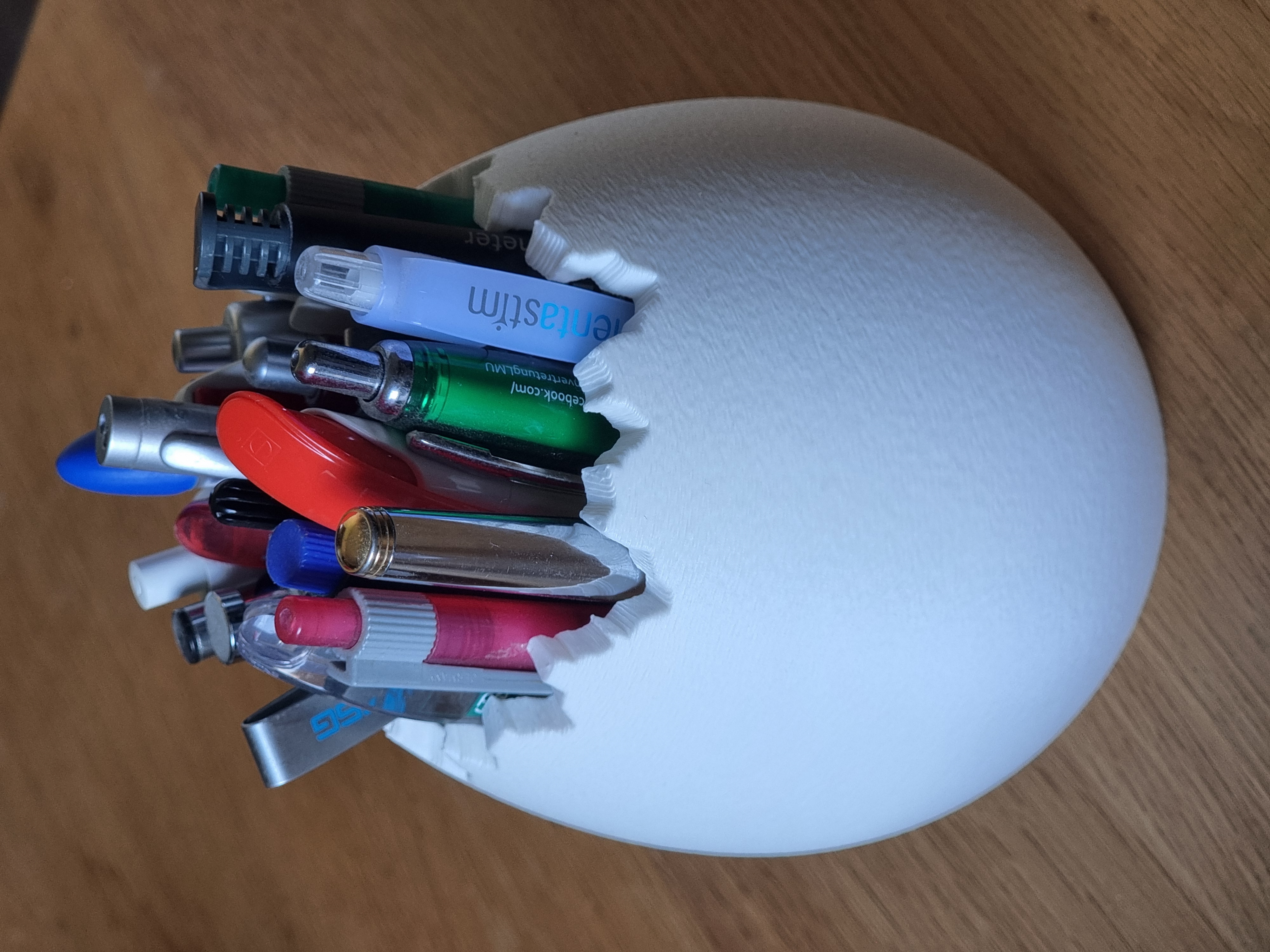 Eggshell pen holder