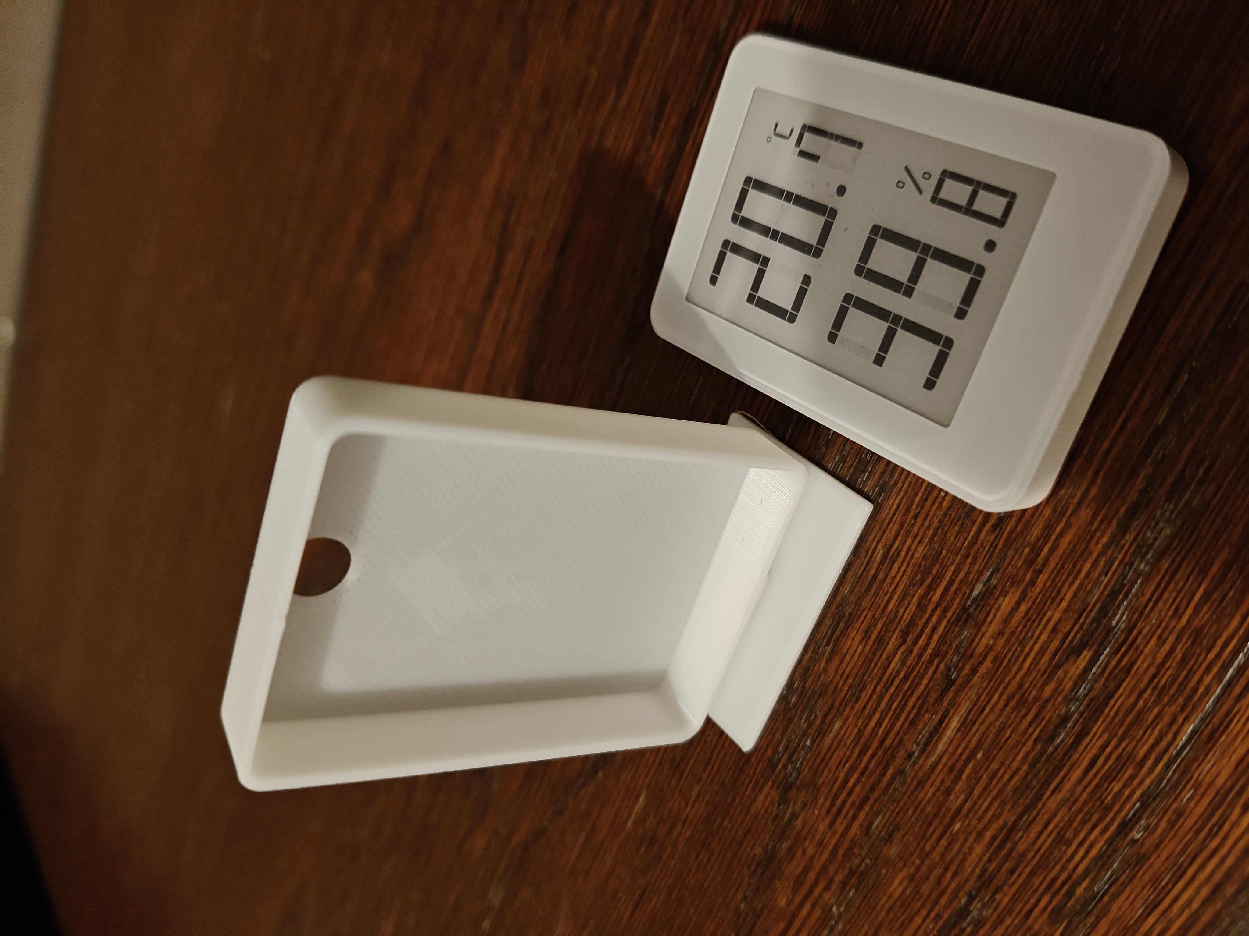 Good Display GDTHT019 E-paper thermometer and hygrometer holder