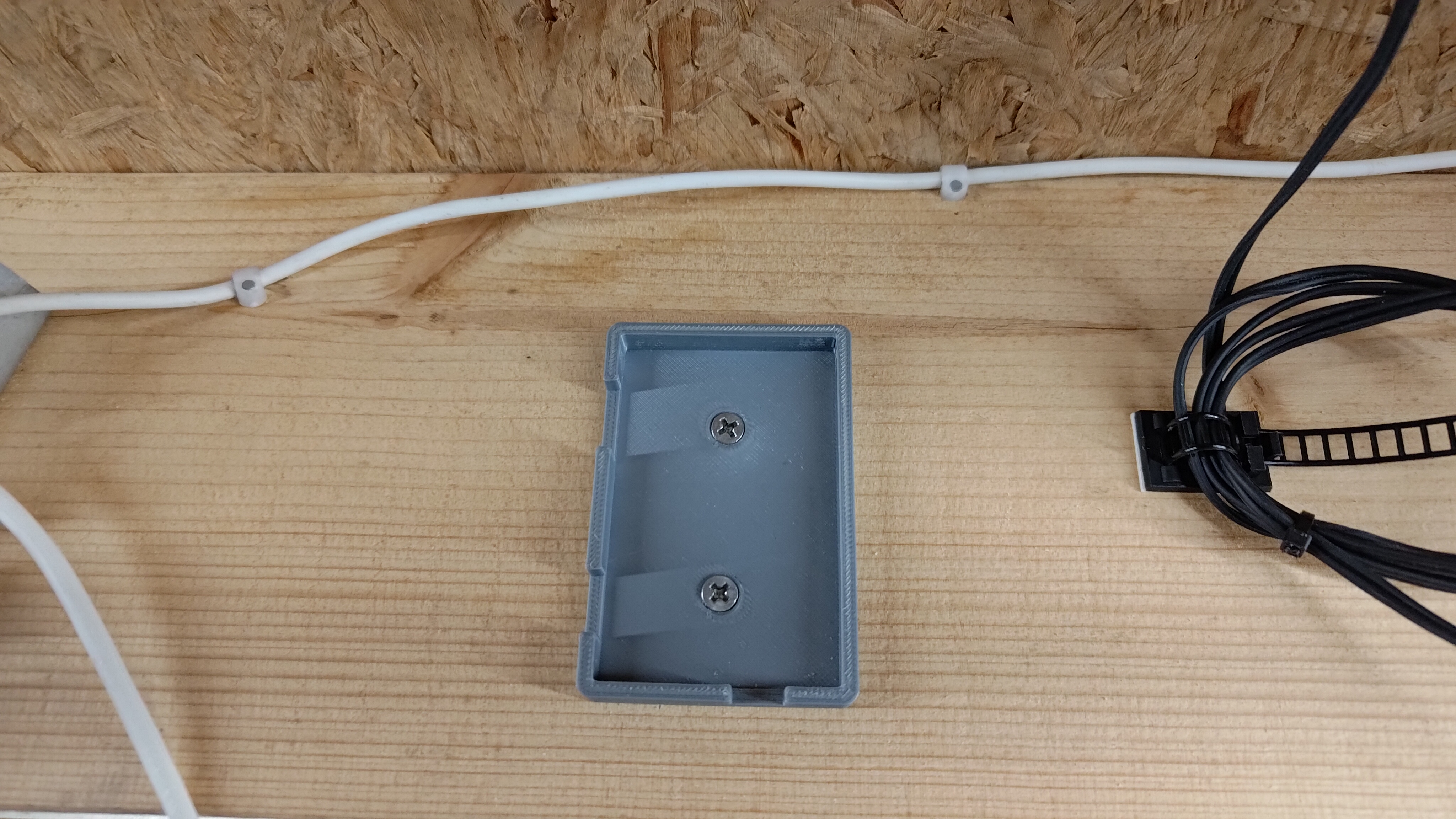 Tuya Zigbee Garage Door Receiver wall mount — thumbnail 2
