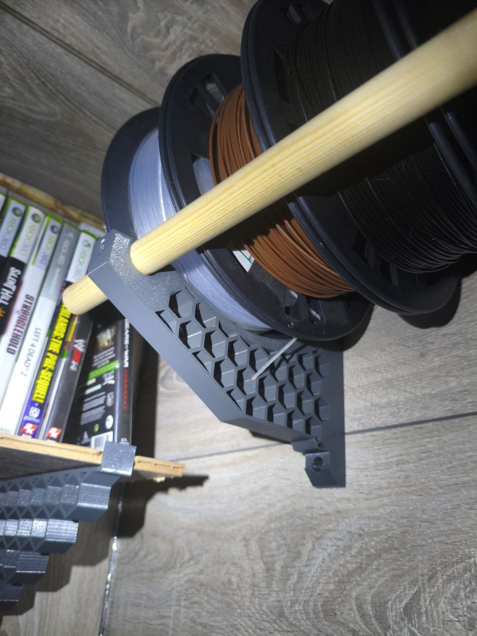 Spool shelf bracket