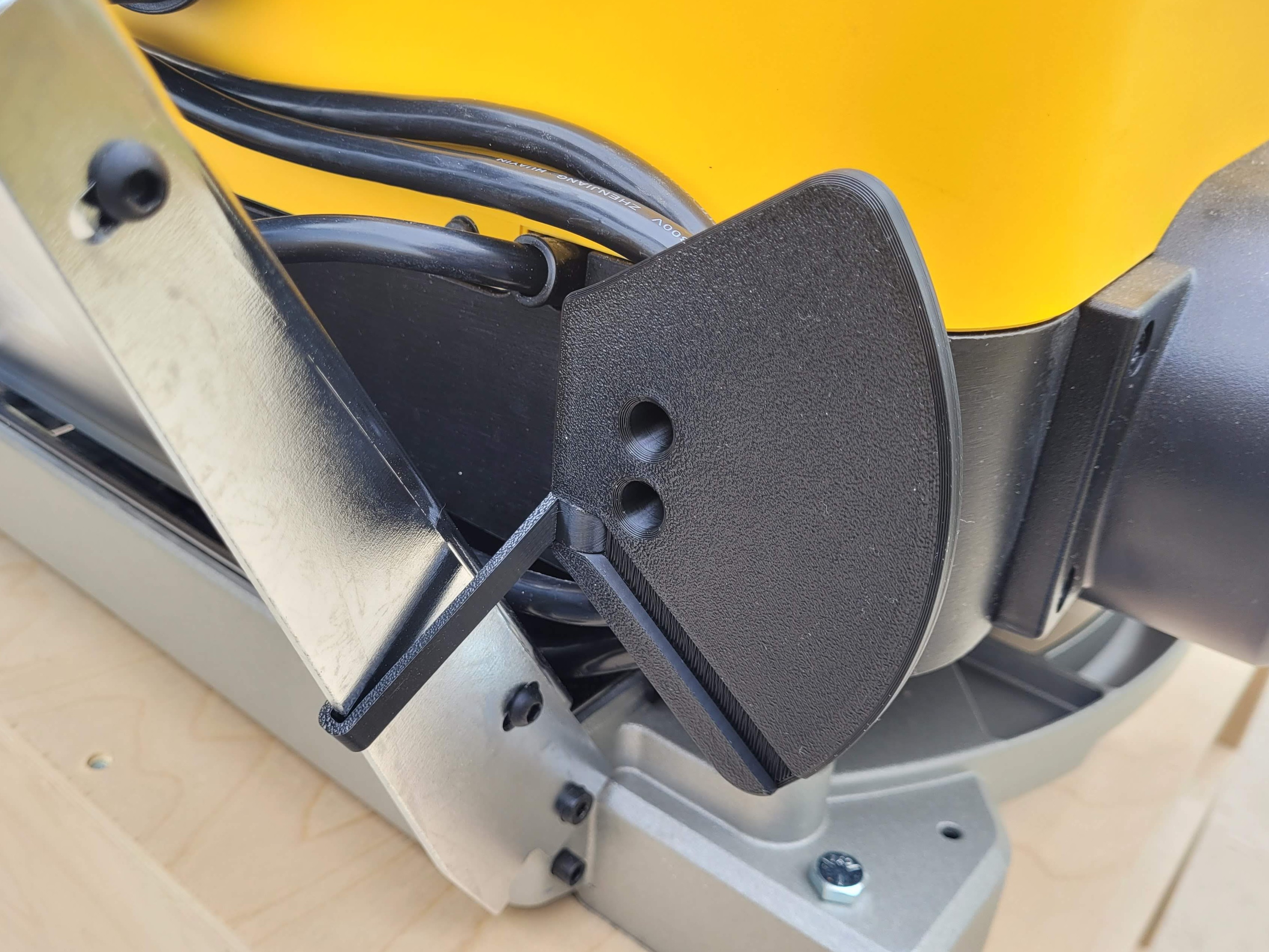 DeWalt DW735 planer: cable and outfeed table holder