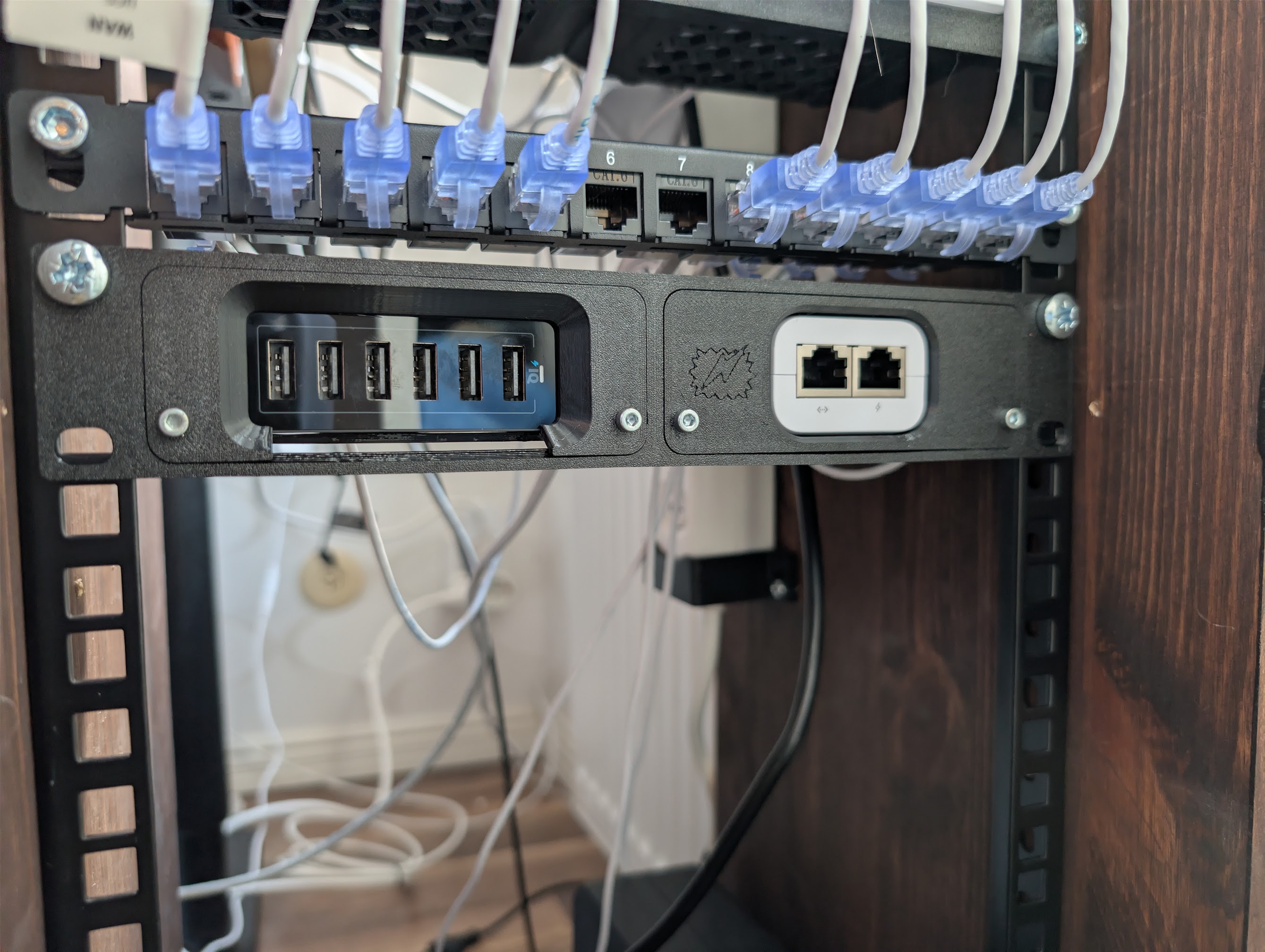 10" Homelab Modular Rack 1U - Ubiquiti PoE 15W 1G & Anker PowerPort 6