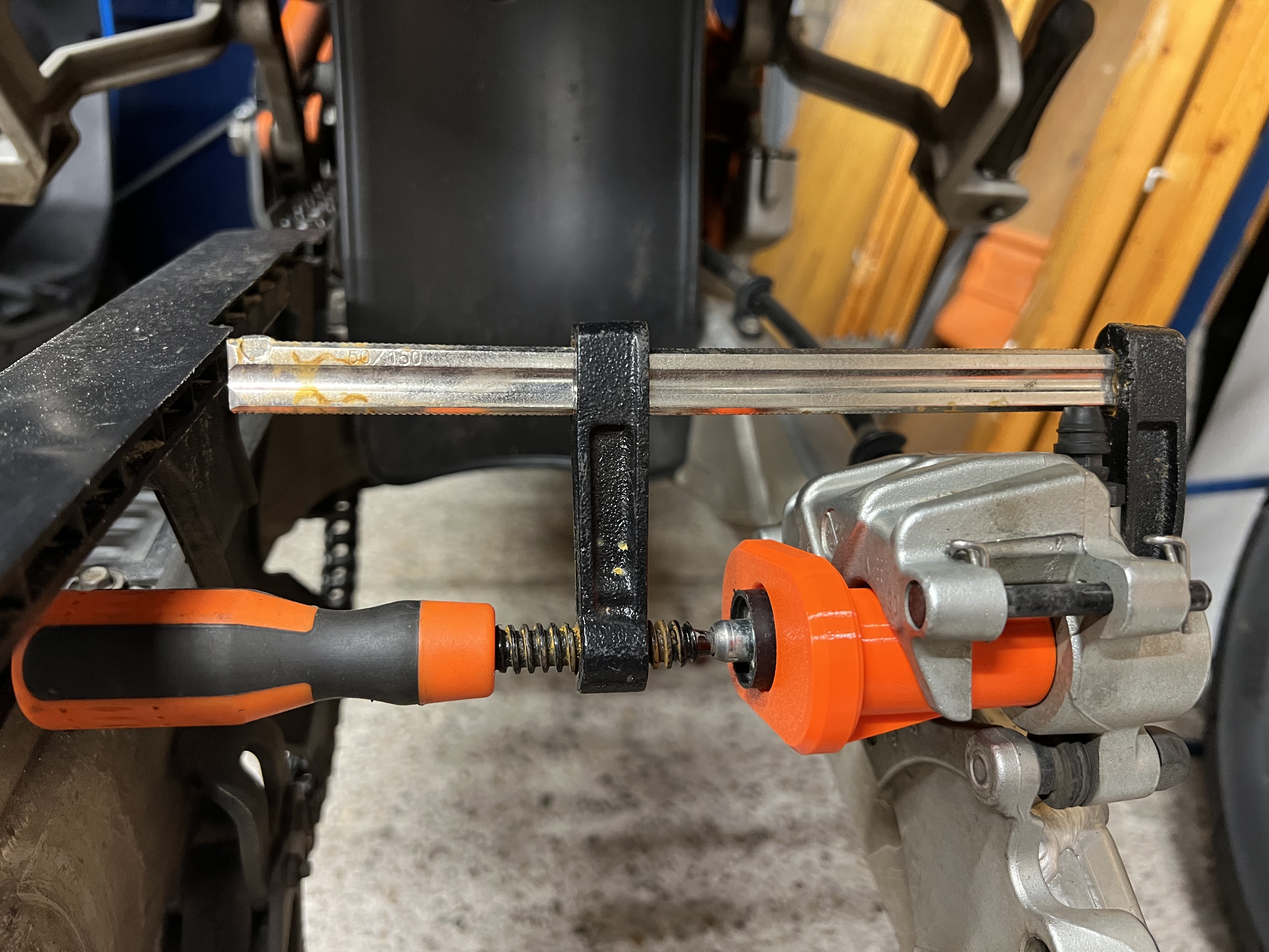 KTM 950 SE front- and rear caliper pushback tool — miniatura 3