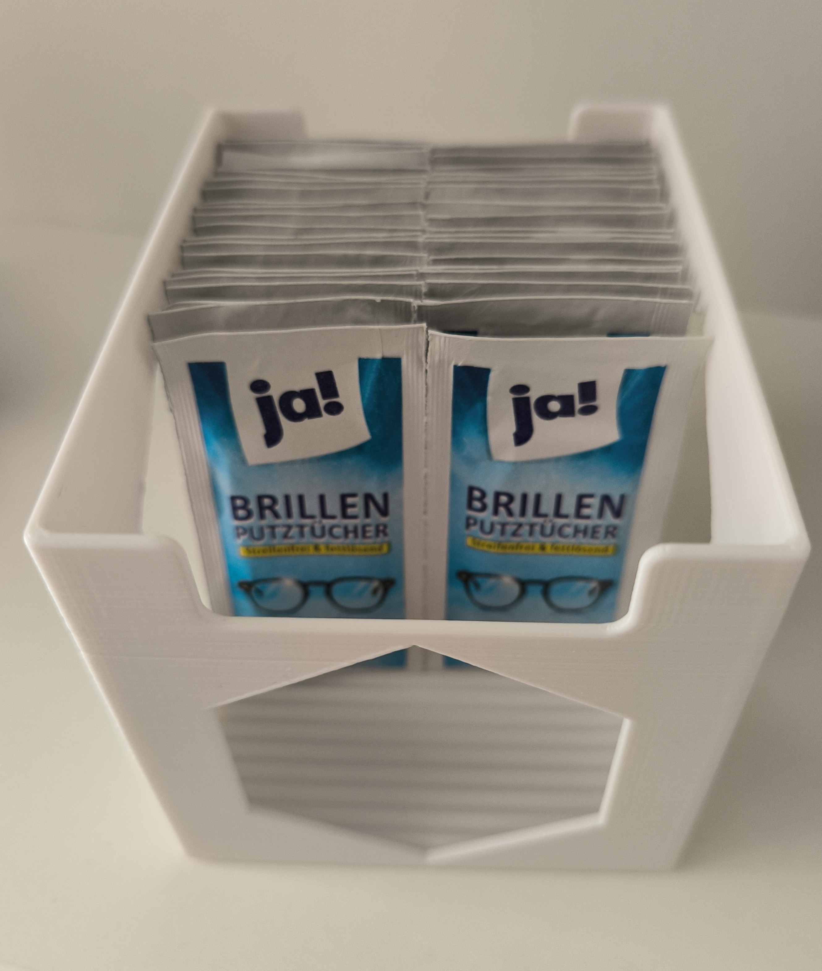 Eine Box zur Aufbewahrung kleiner Tüten/ A box for storing small bags