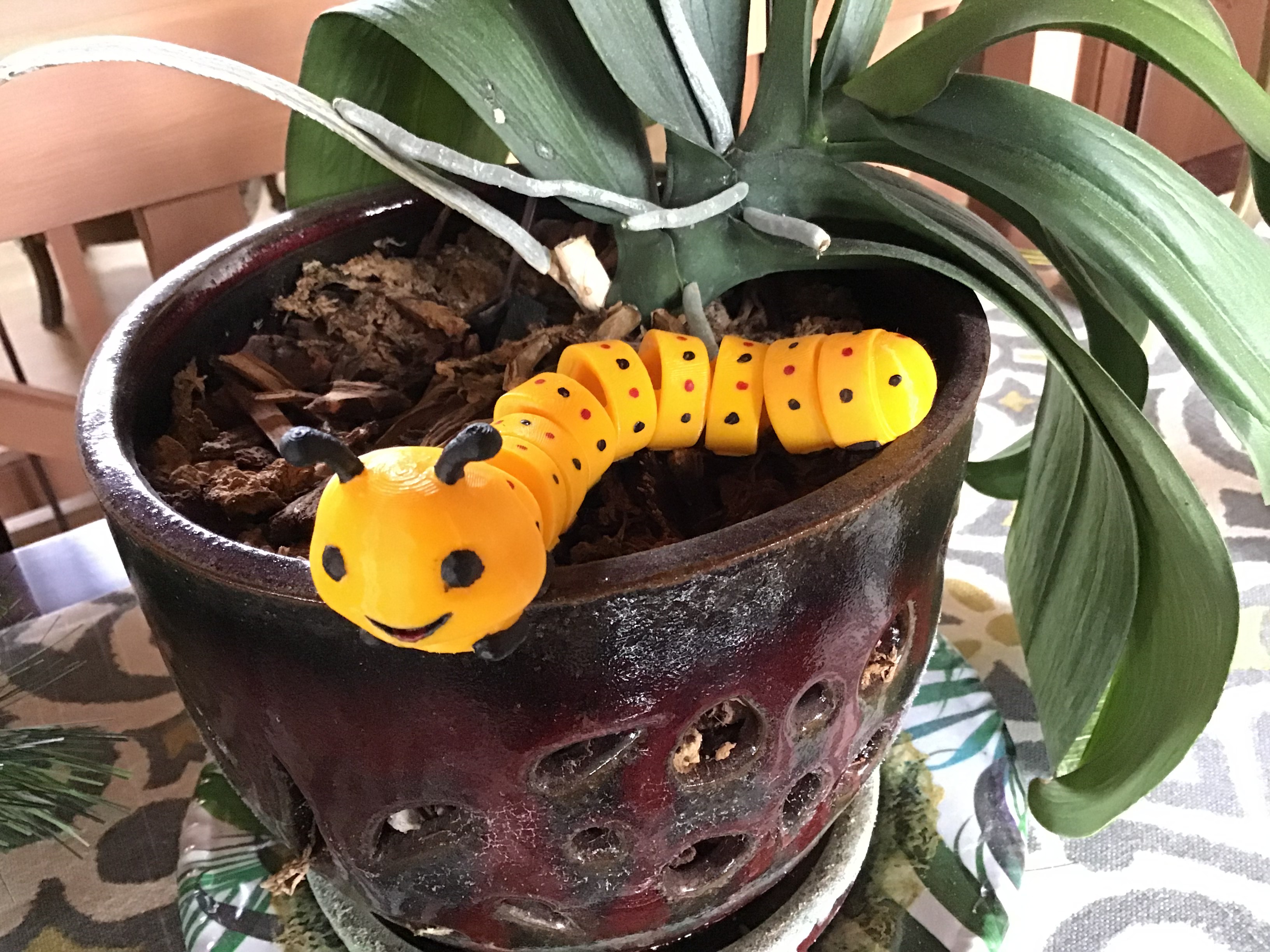 Cute & Friendly Articulated Caterpillar — miniatura 2