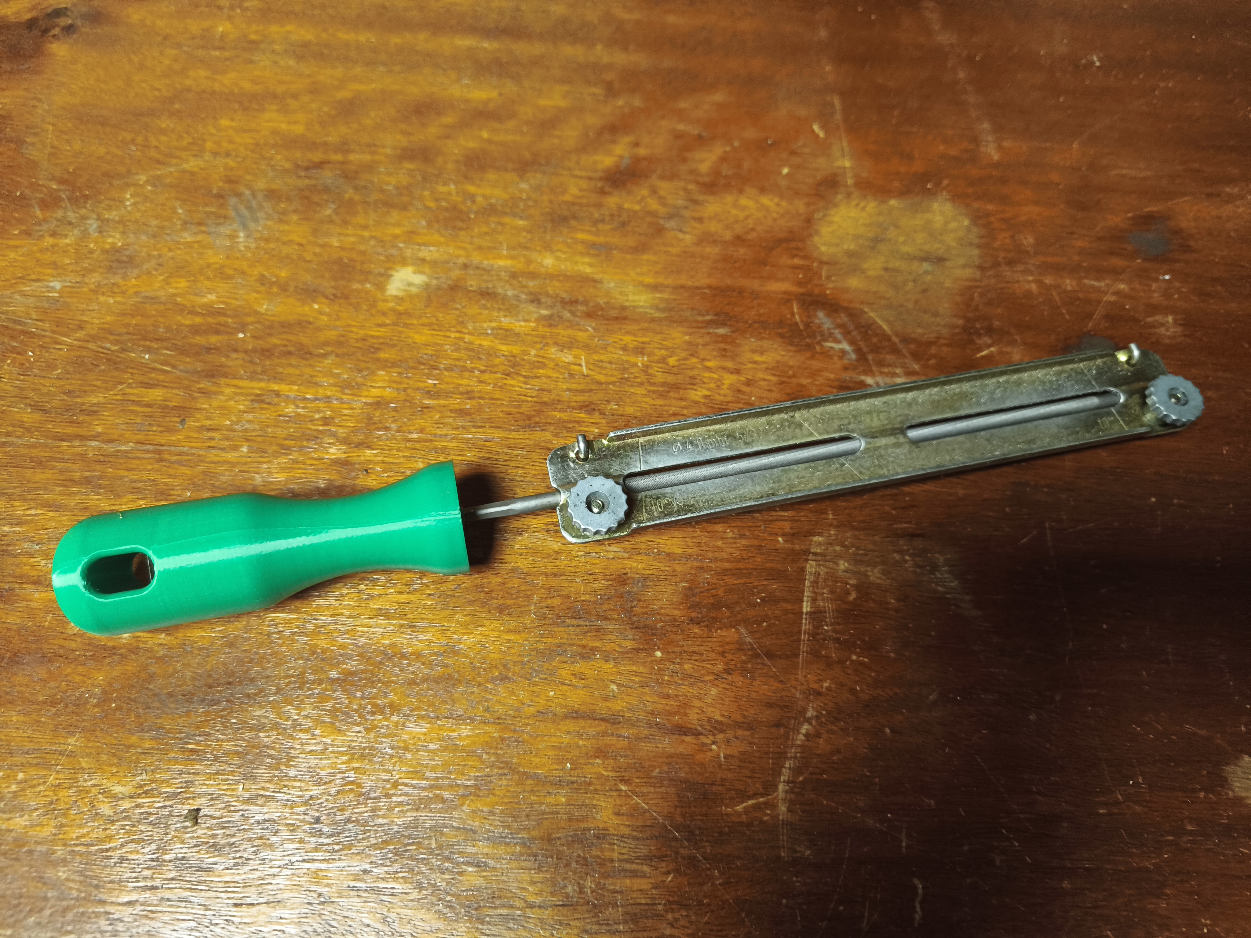 Round chainsaw file handle