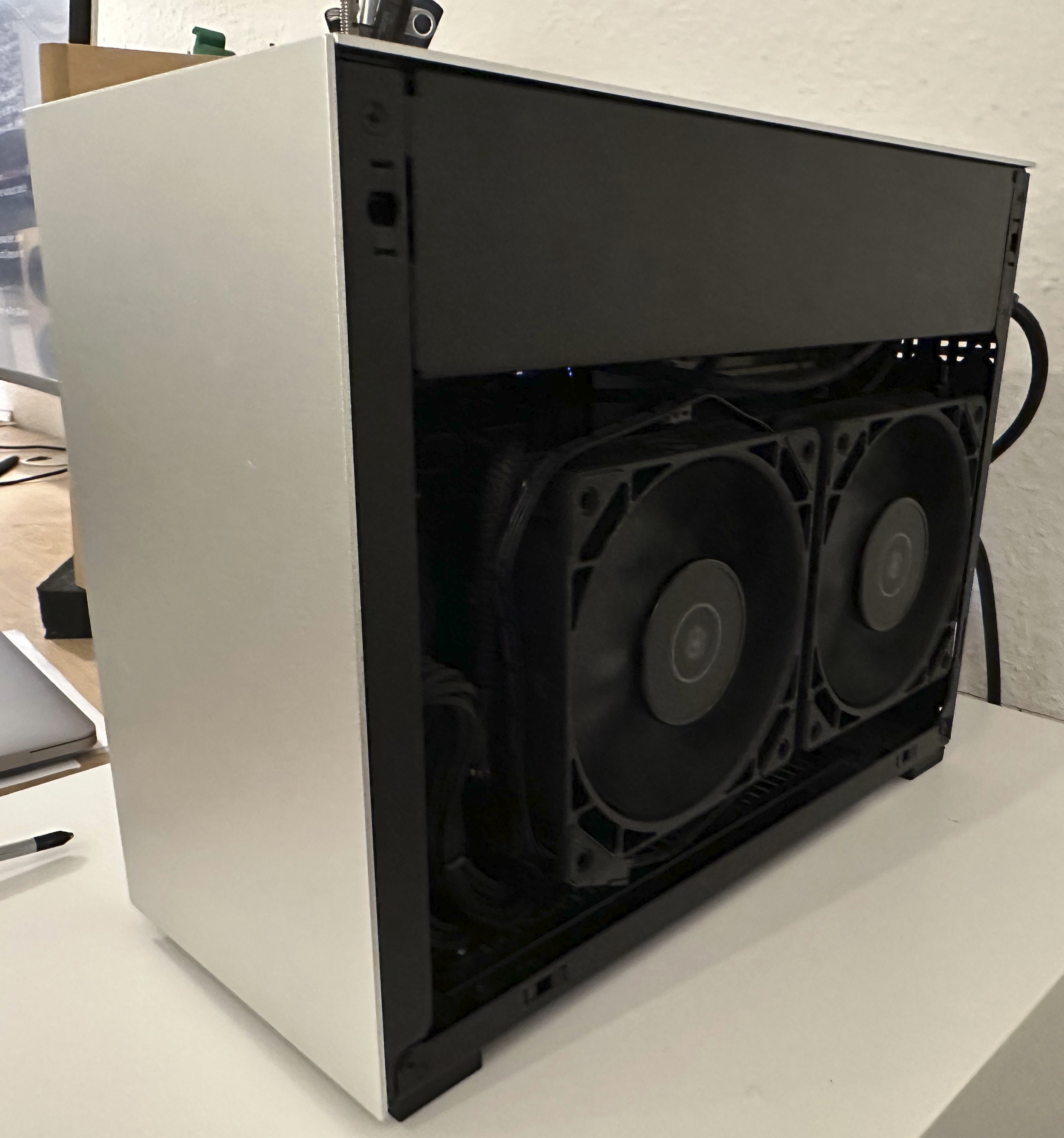 Low profile fan mounting rails for deshrouded reference Radeon RX6800XT / RX6900XT