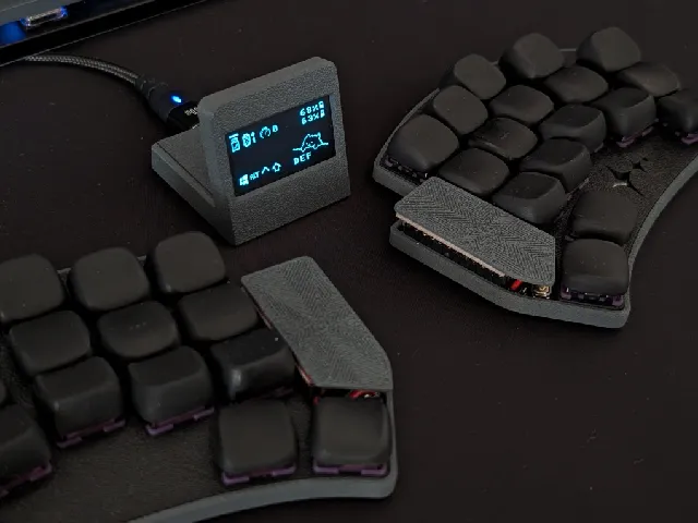 Dongle with 1.3' display for ZMK (desk version)