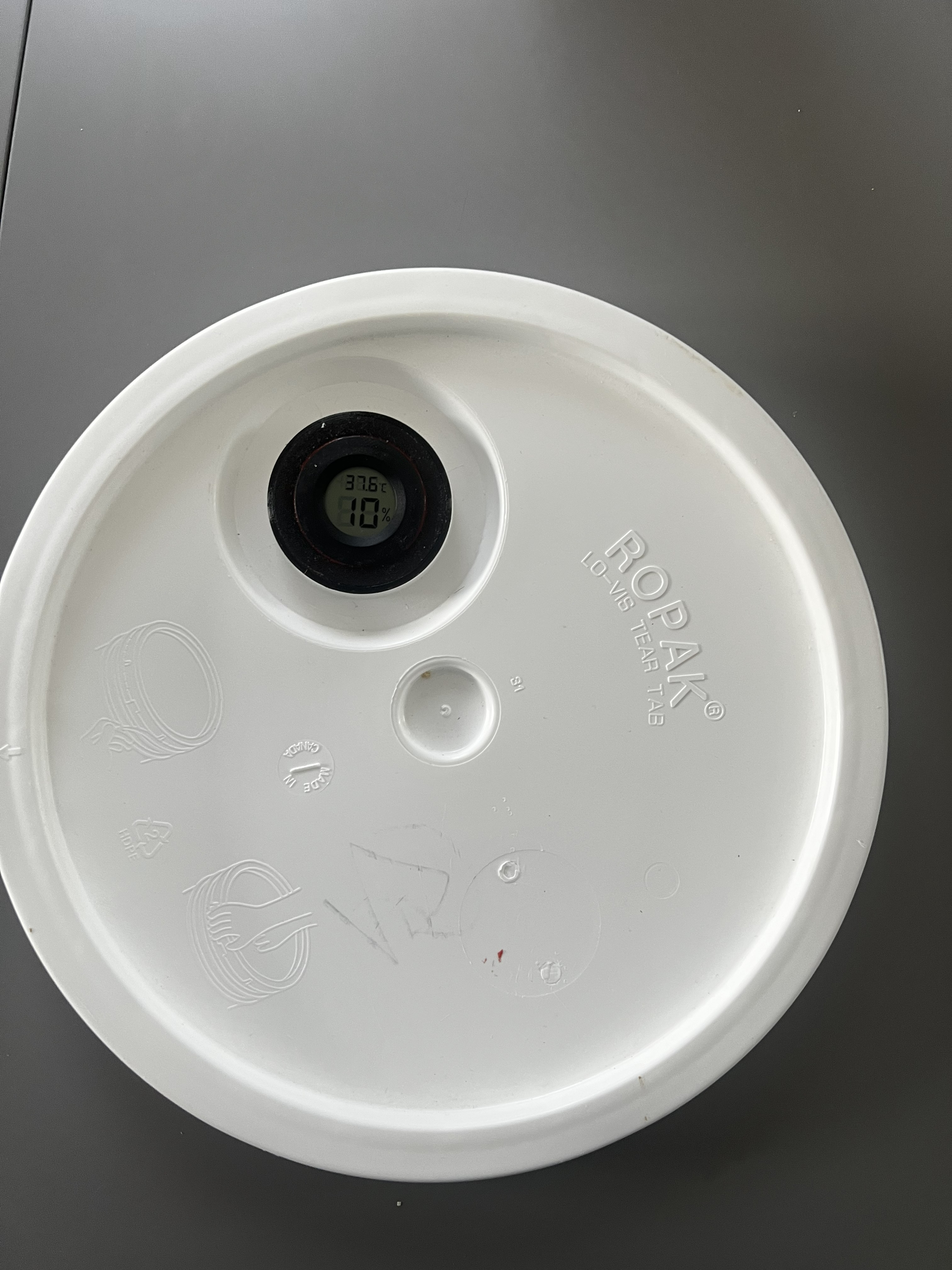 hydrometer for plastic pail lid