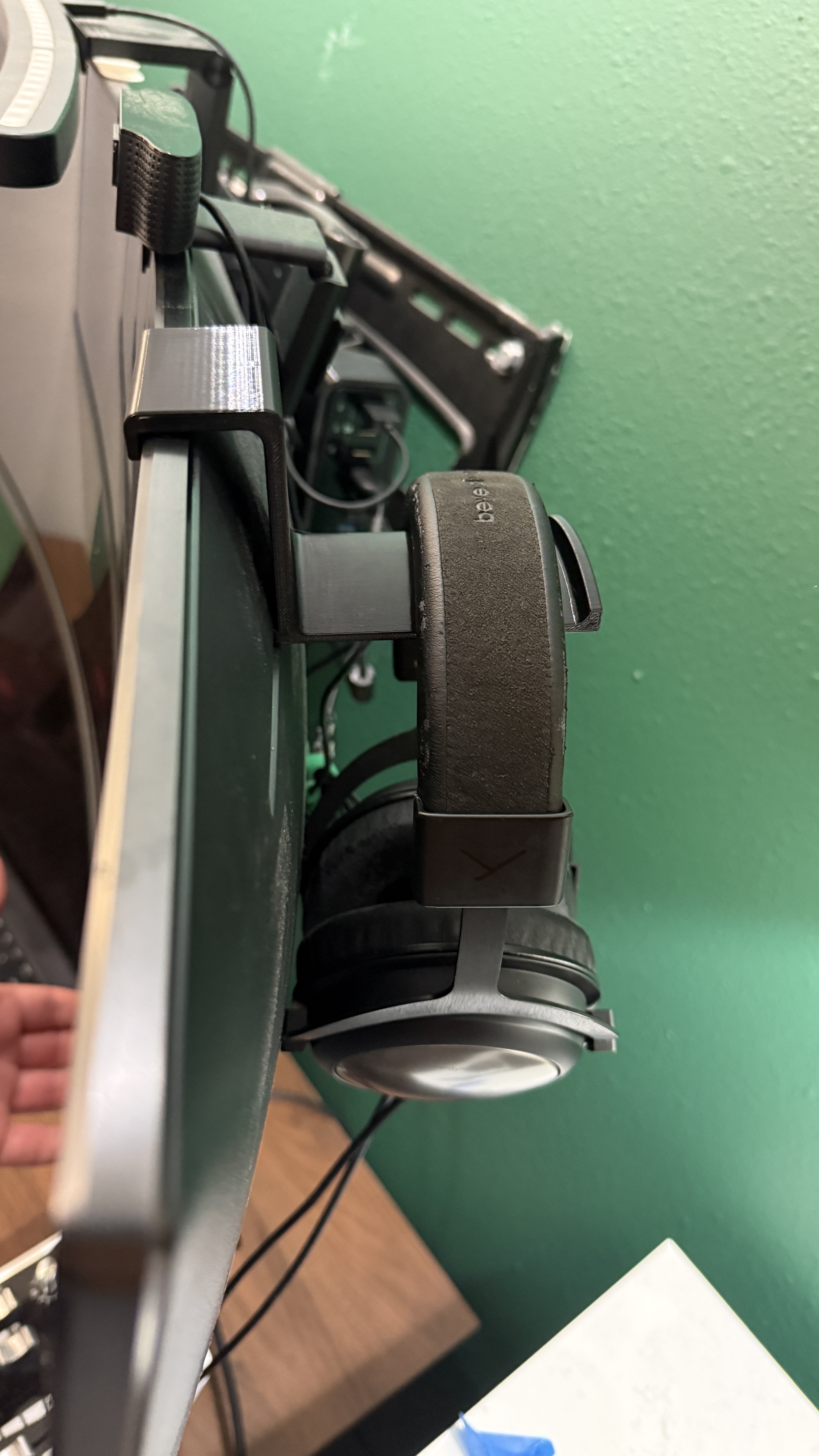 Samsung C49RG9X Rear Headphone Mount