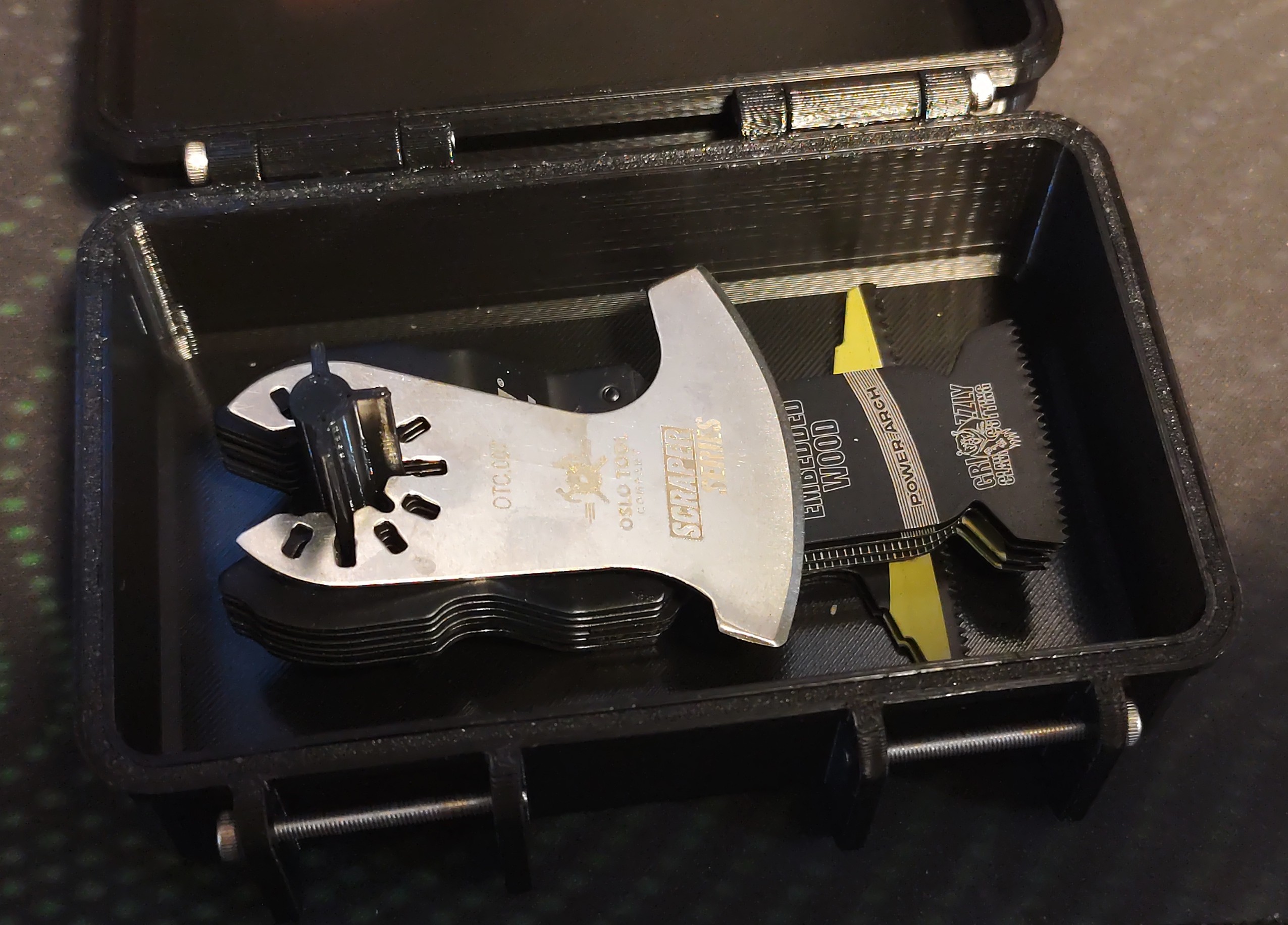 Rugged box for safe storage of multitool / oscillating saw blades