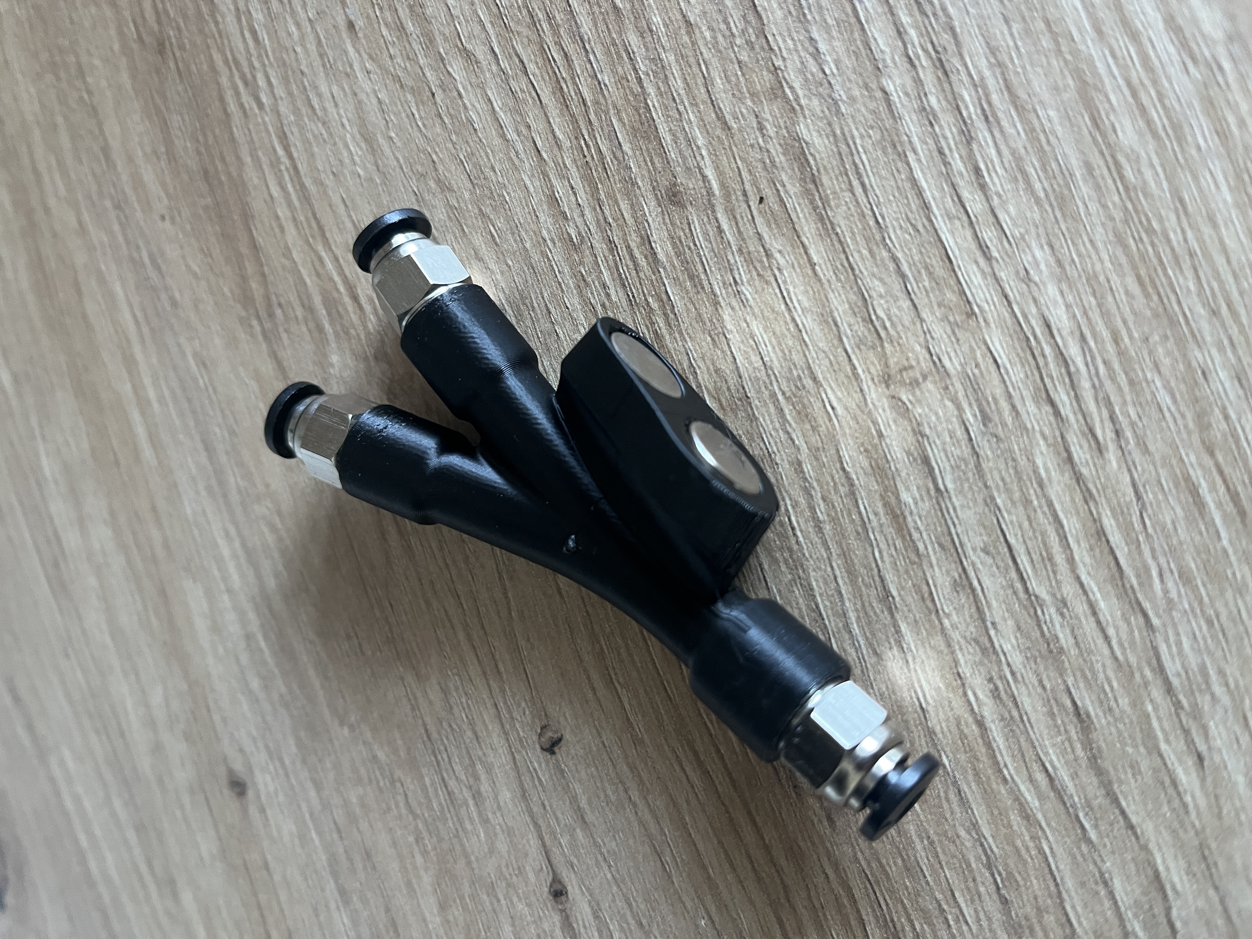 Bambu Lab Y-Splitter with PC4-M10 pneumatic connector and 10x2mm magnets