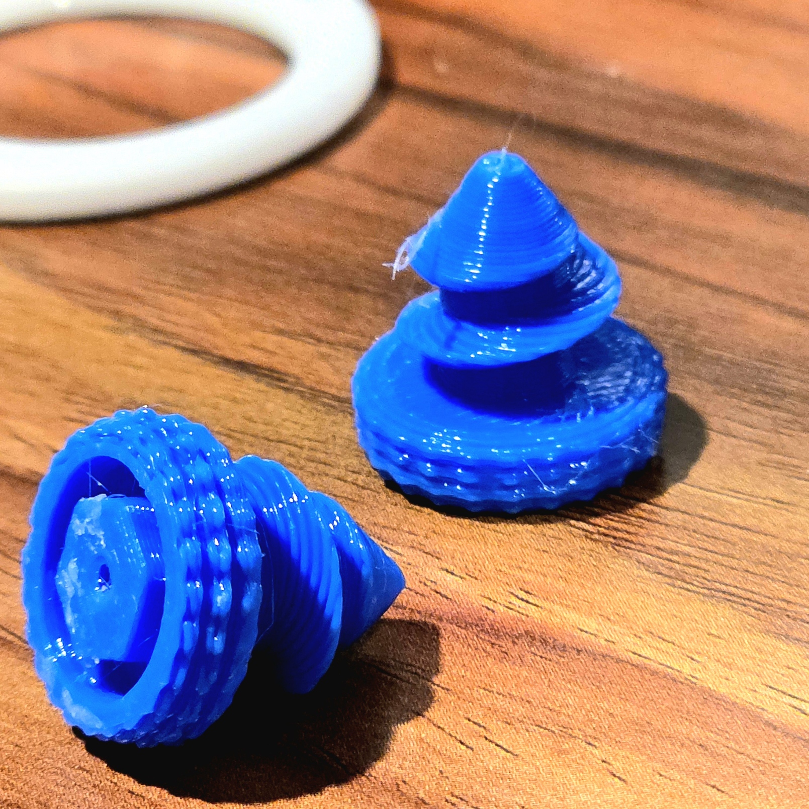 Knurled cardboard screw (Makedo compatible)