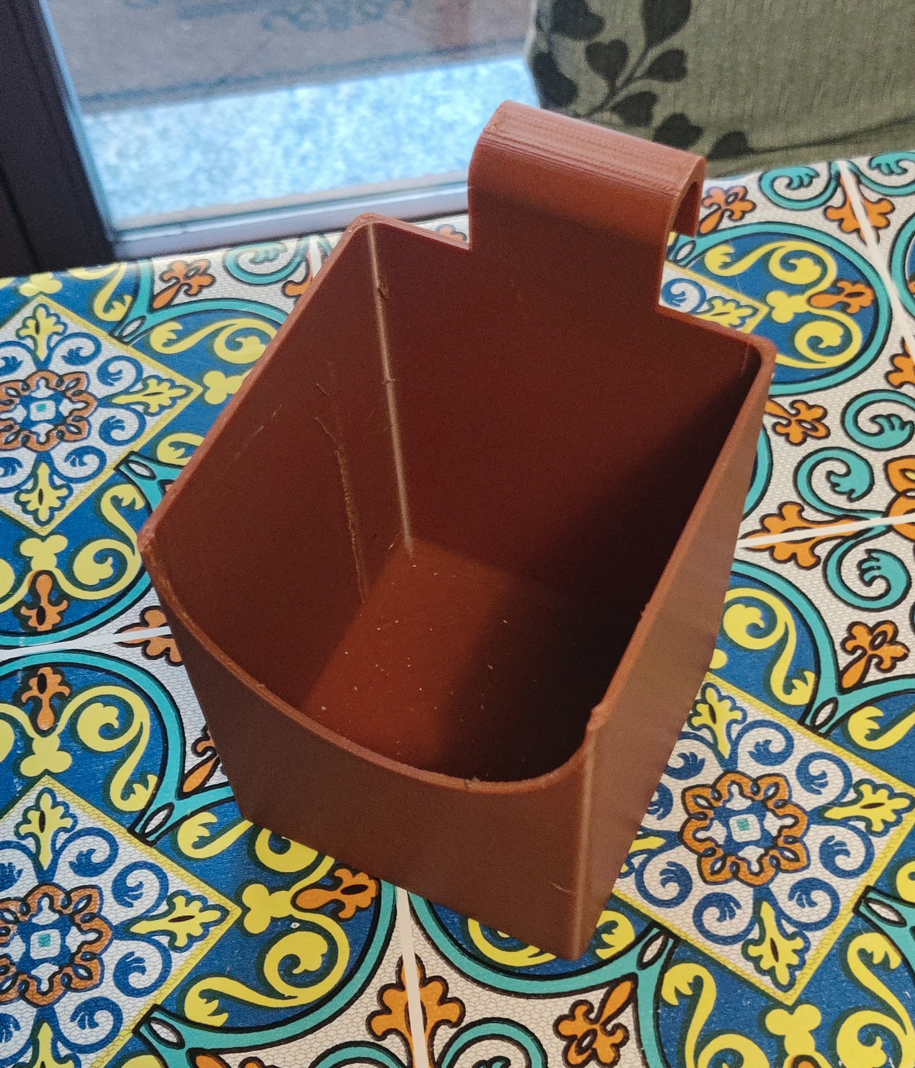 Rail hook container