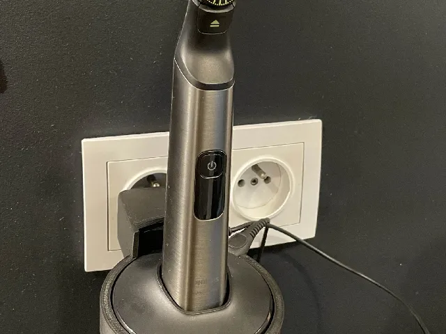 Philips OneBlade Charger & Stand Holder – Plug-in Mount Solution