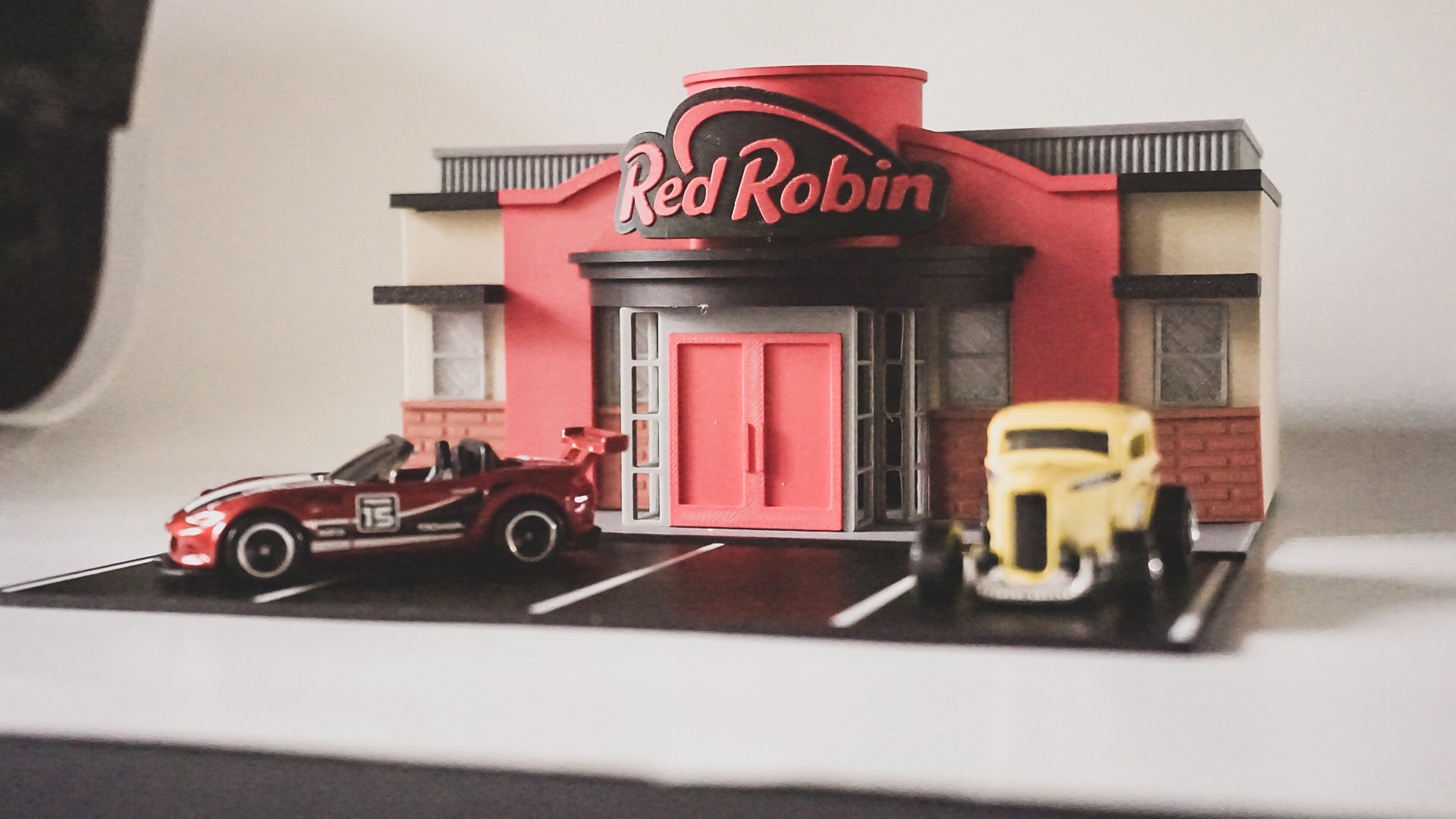 Red Robin Model Set - (1:64 Scale Diorama) — thumbnail 13