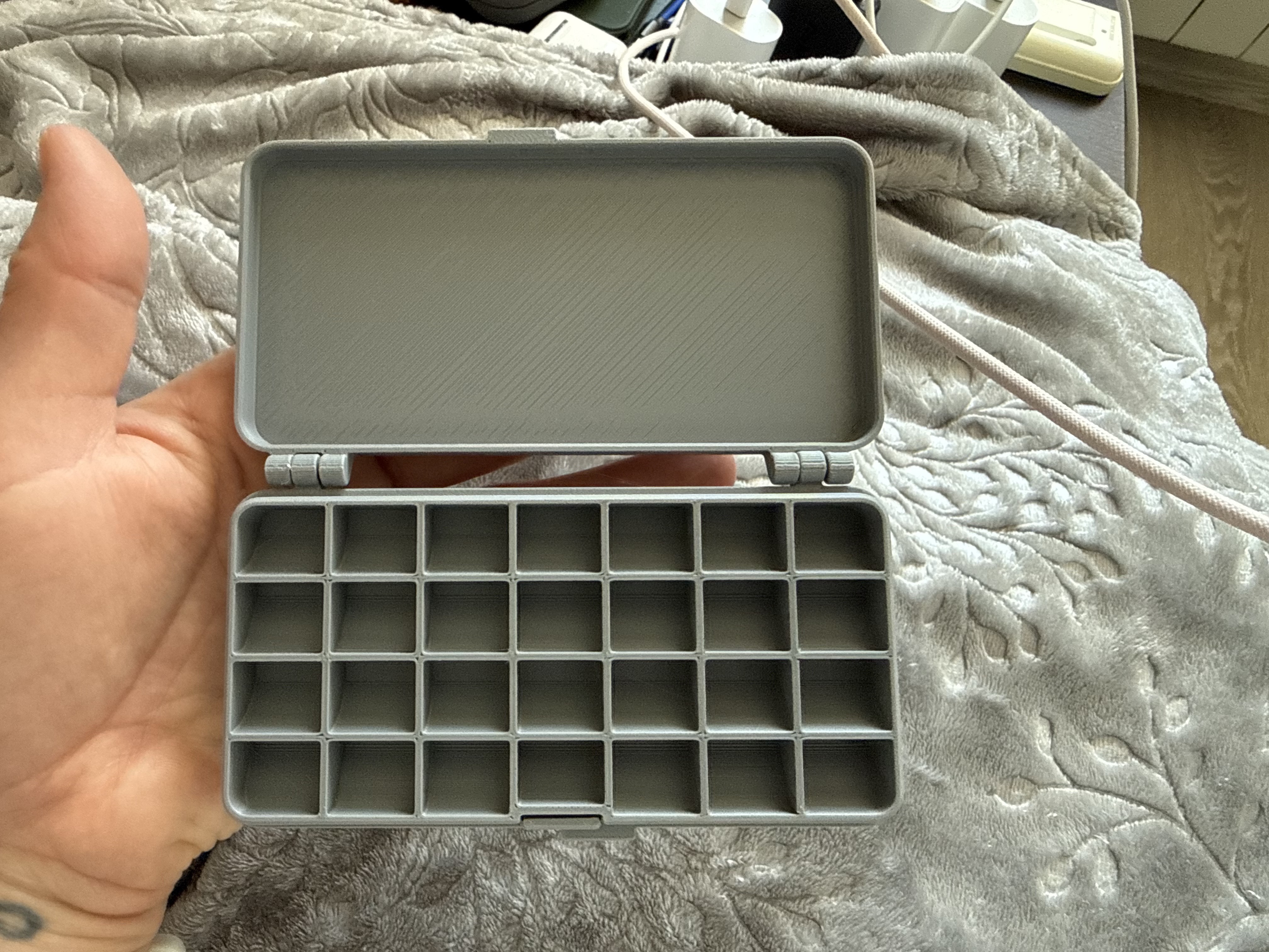 Compact weekly pill box 4x7