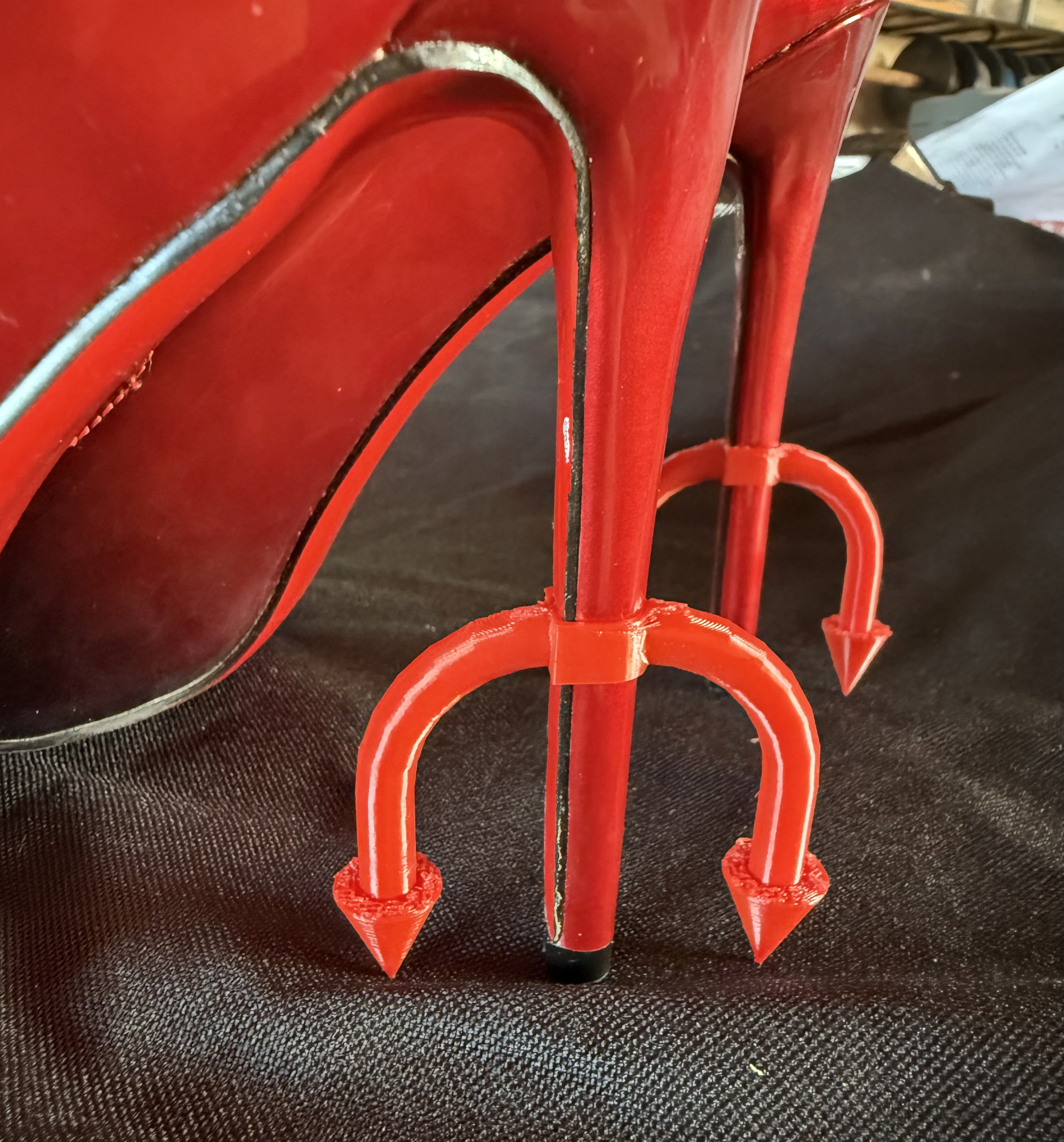 Dreizack für den Stilettoabsatz im Stile von "Der Teufel Trägt Prada"