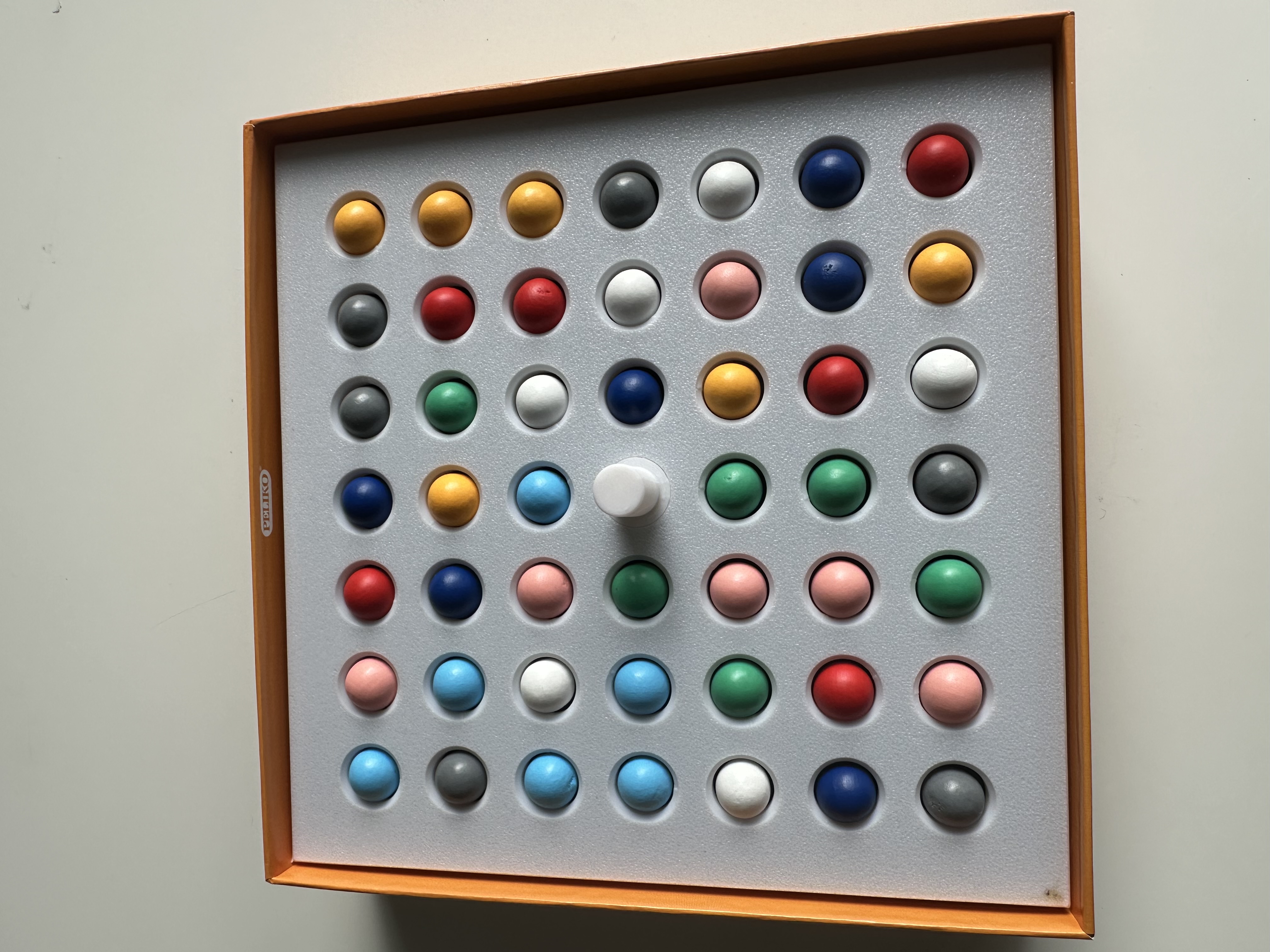 Ball organizer for the game "Mandamina"