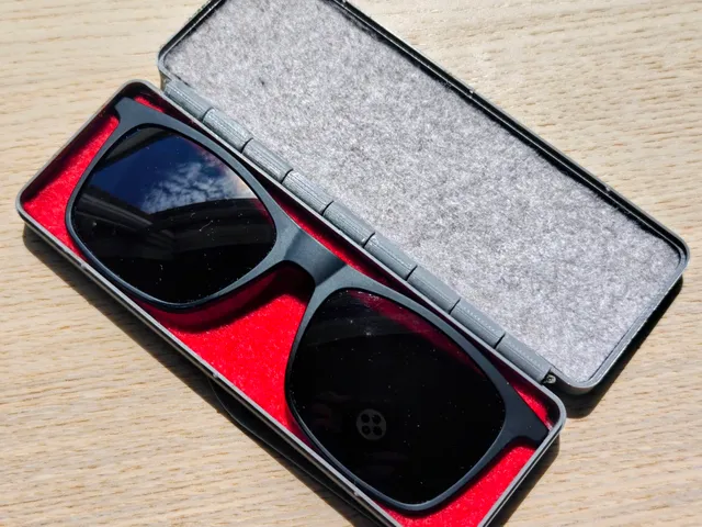 Magsafe clip-on sunglasses case