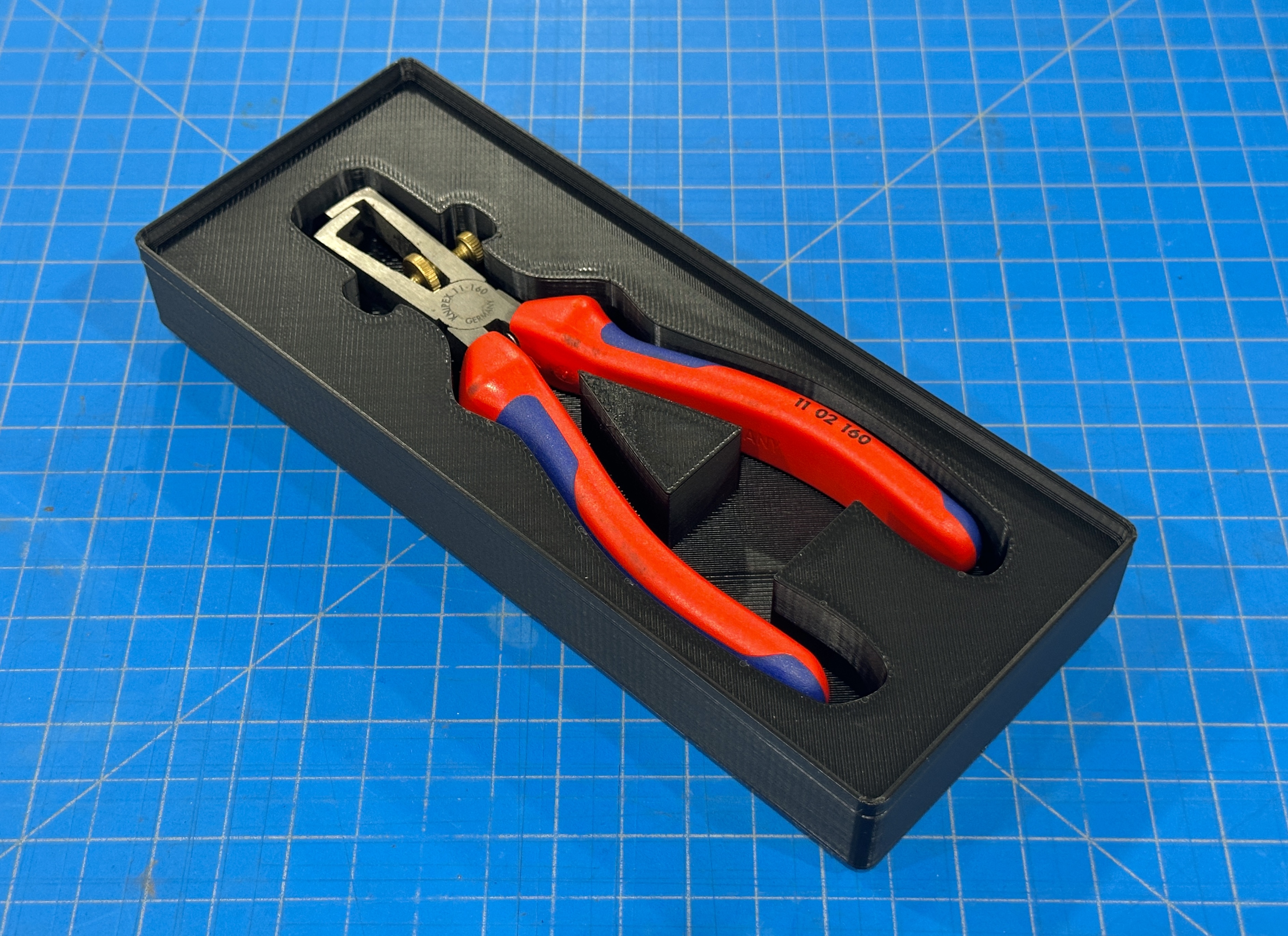 Gridfinity Bin f/ Knipex 11 02 160 Wire Strippers