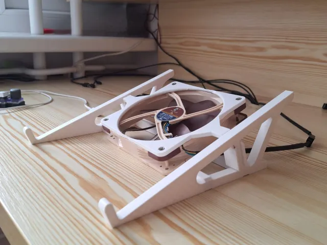 Laptop stand for 15,6 inch laptop with optional cooling