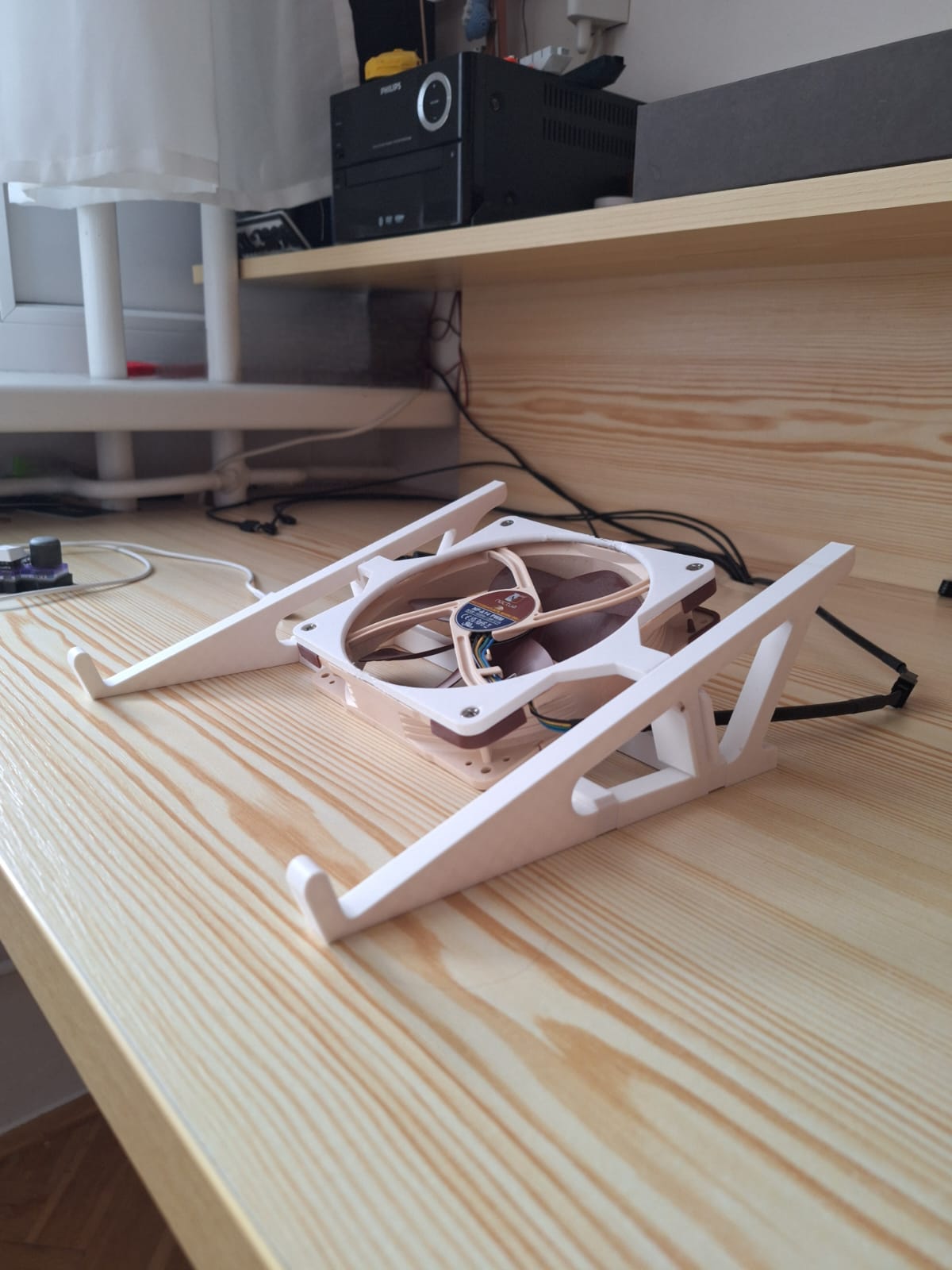 Laptop stand for 15,6 inch laptop with optional cooling
