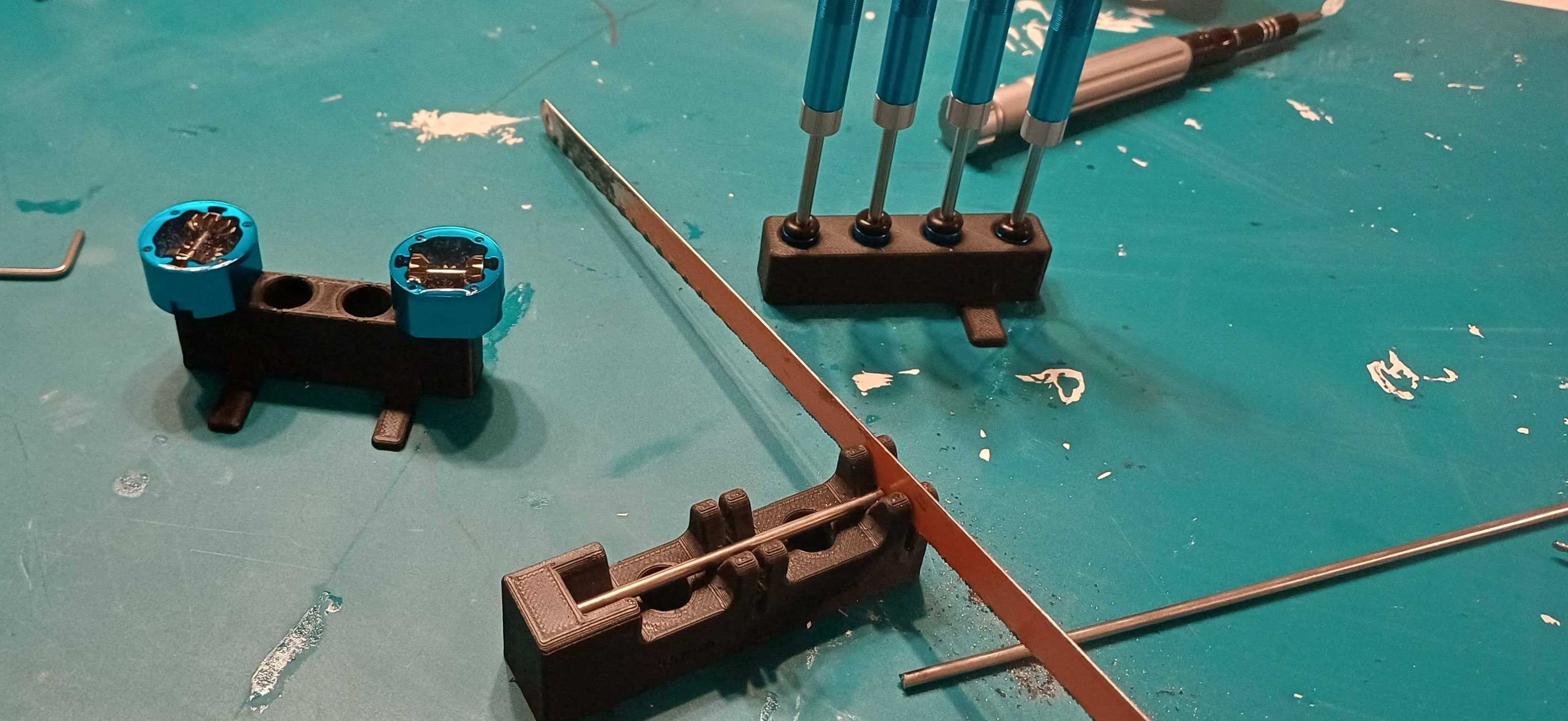 Cutting jig and shock holder