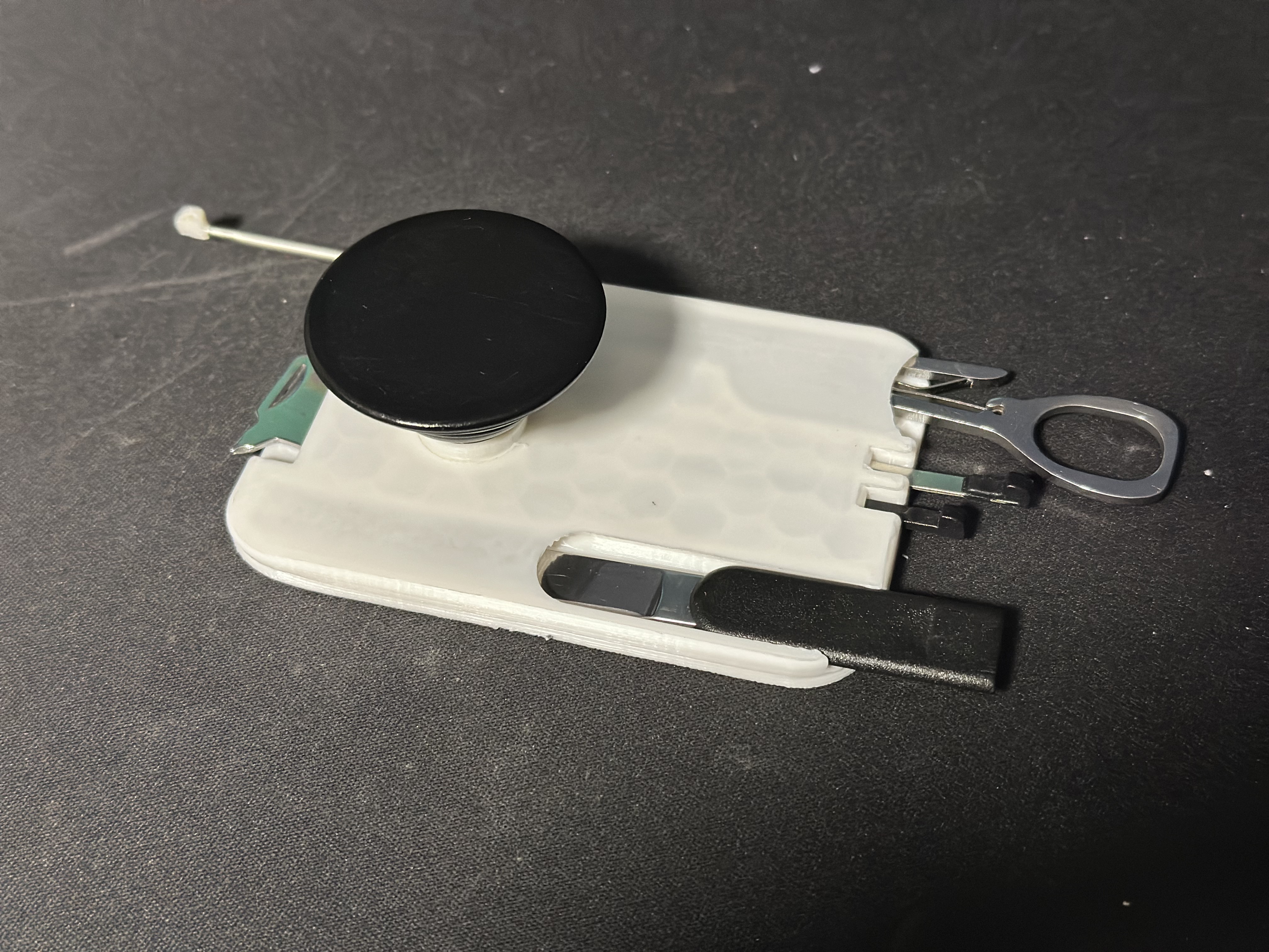 magsafe mounted multitool with pop socket