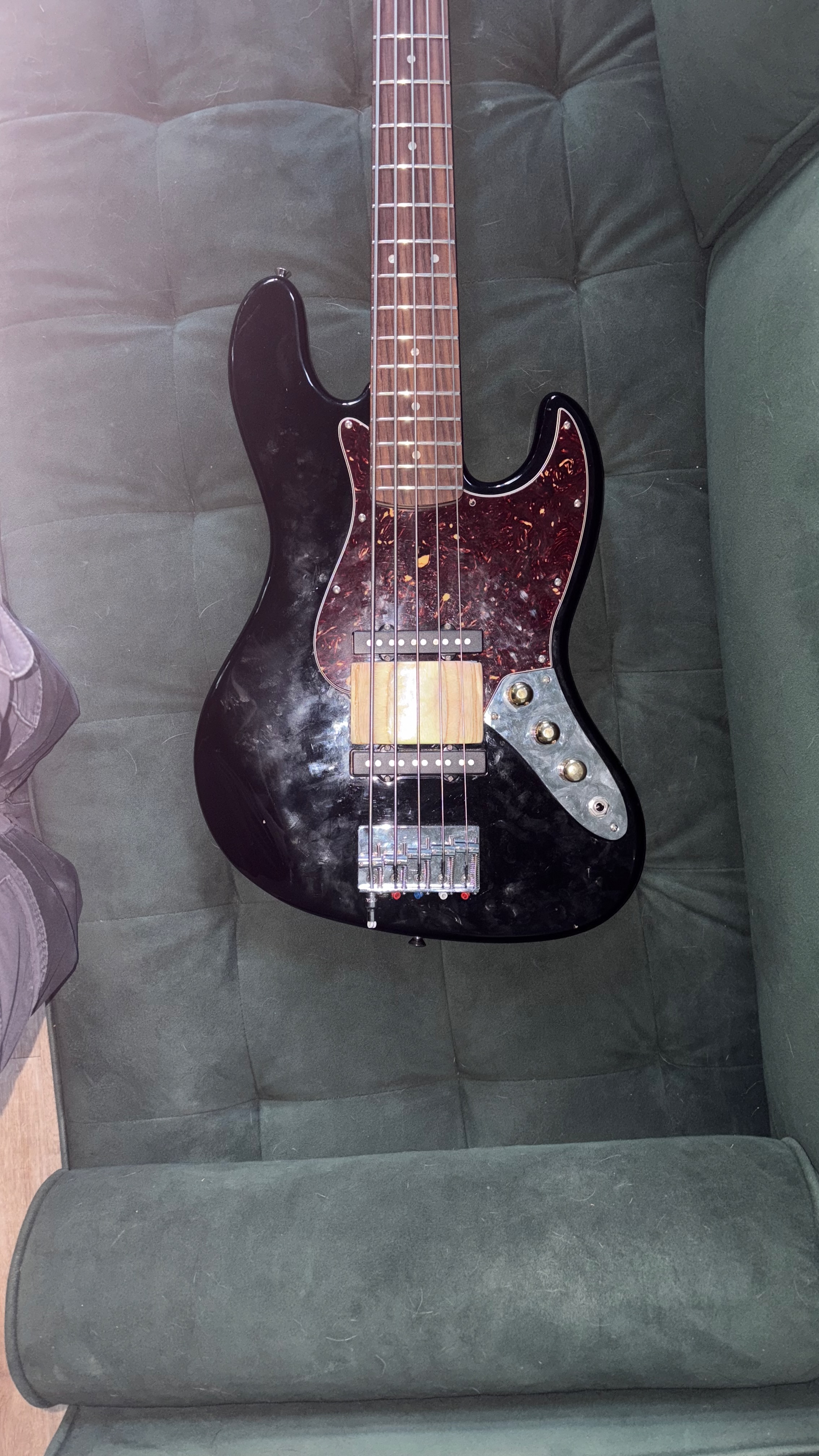 Bass neck shim for Squier Affinity V Five string